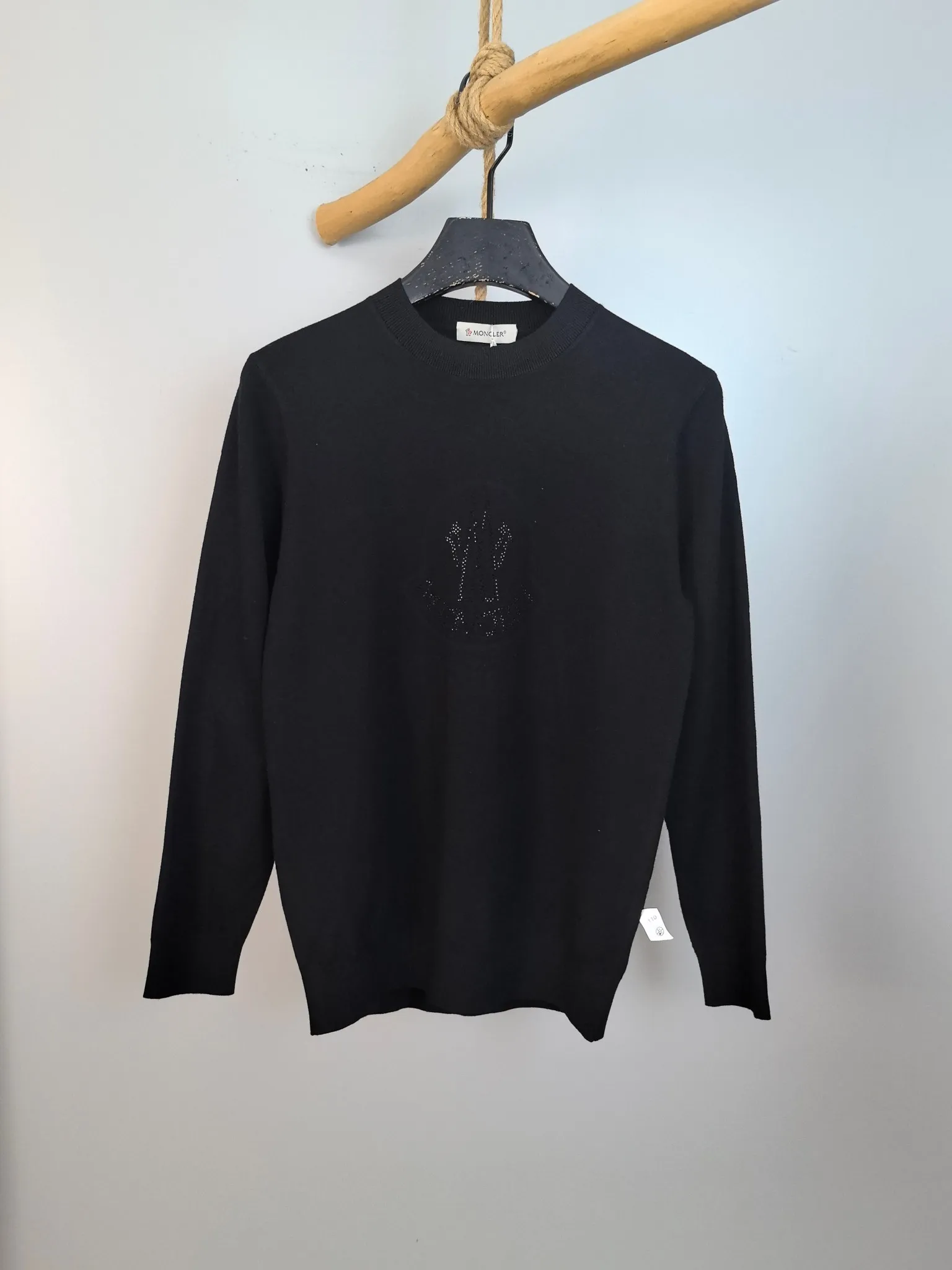P440 MONCLER 2025 new knitted crew neck sweater, technical wool blended fabric, soft and comfortable, comfortable and breathable upper body, skin-friendly and non-irritating, unique design style, whether worn alone or matched, it is a versatile item, highlighting the personality of young people, extremely high-grade, and handsome upper body! Size: M-3XL