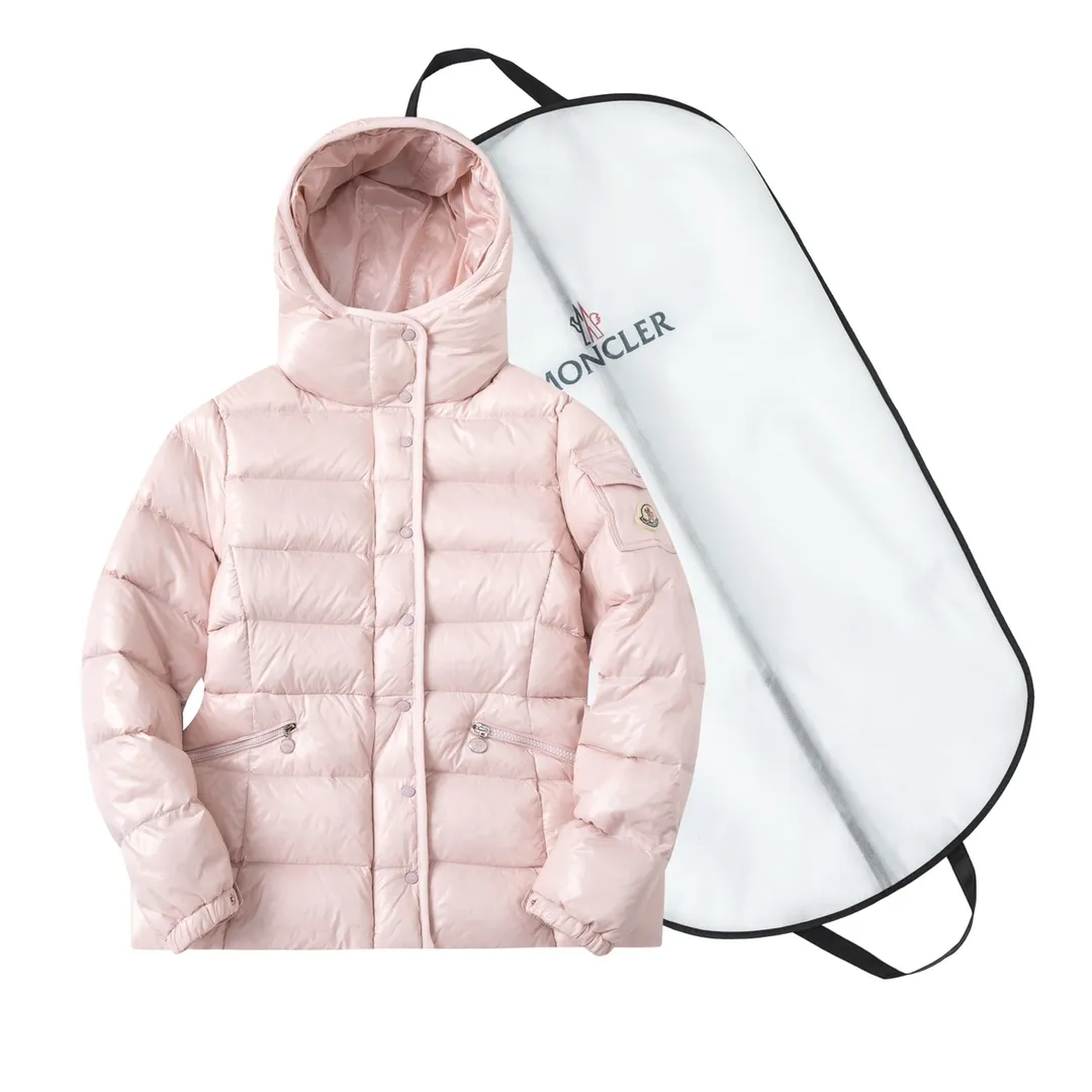 P860 (with dust bag) Moncler/Mask Hooded Waist Women's Short Down Jacket. The down jacket has both feminine temperament and practical functions, reinterpreting the aesthetic style of the 1970s for modern women. The barante down jacket is made from lustrous nylon and is inspired by the 1970s. It adopts a waist design and presents an A-line silhouette, highlighting a feminine style. An adjustable hood and signature logo patch add finishing touches. Details · Made of lon laqué fabric · lon laqué lining · Filled with down · Adjustable hood · Zipper and snap closure · Suit pocket · Adjustable cuffs Color: black/beige/pink size:0/1/2/3