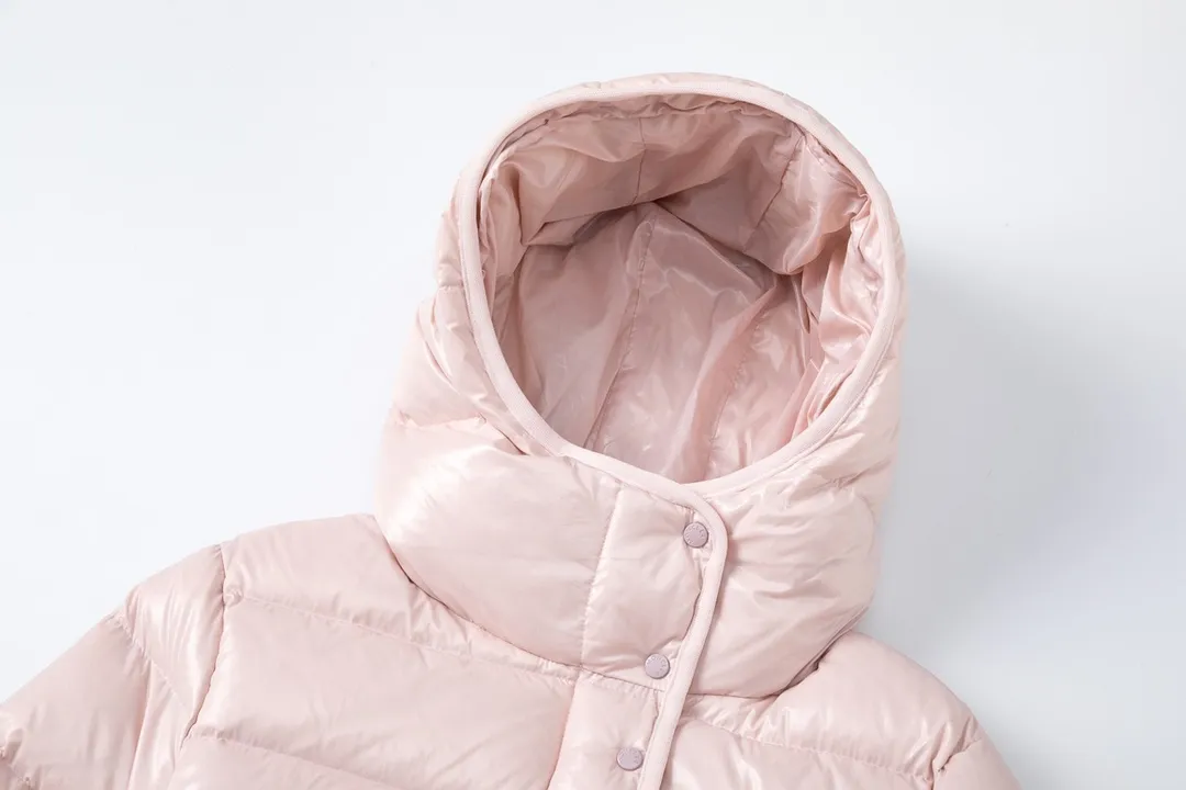 P860 (with dust bag) Moncler/Mask Hooded Waist Women's Short Down Jacket. The down jacket has both feminine temperament and practical functions, reinterpreting the aesthetic style of the 1970s for modern women. The barante down jacket is made from lustrous nylon and is inspired by the 1970s. It adopts a waist design and presents an A-line silhouette, highlighting a feminine style. An adjustable hood and signature logo patch add finishing touches. Details · Made of lon laqué fabric · lon laqué lining · Filled with down · Adjustable hood · Zipper and snap closure · Suit pocket · Adjustable cuffs Color: black/beige/pink size:0/1/2/3