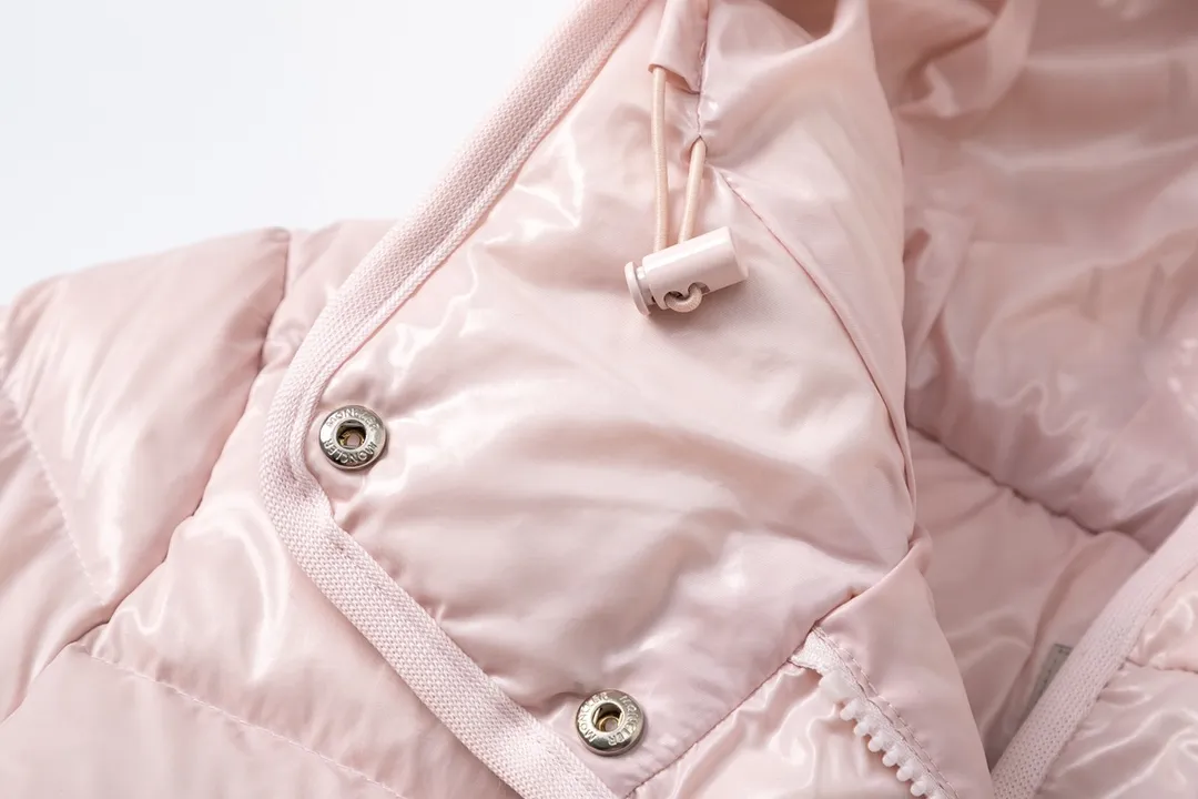 P860 (with dust bag) Moncler/Mask Hooded Waist Women's Short Down Jacket. The down jacket has both feminine temperament and practical functions, reinterpreting the aesthetic style of the 1970s for modern women. The barante down jacket is made from lustrous nylon and is inspired by the 1970s. It adopts a waist design and presents an A-line silhouette, highlighting a feminine style. An adjustable hood and signature logo patch add finishing touches. Details · Made of lon laqué fabric · lon laqué lining · Filled with down · Adjustable hood · Zipper and snap closure · Suit pocket · Adjustable cuffs Color: black/beige/pink size:0/1/2/3