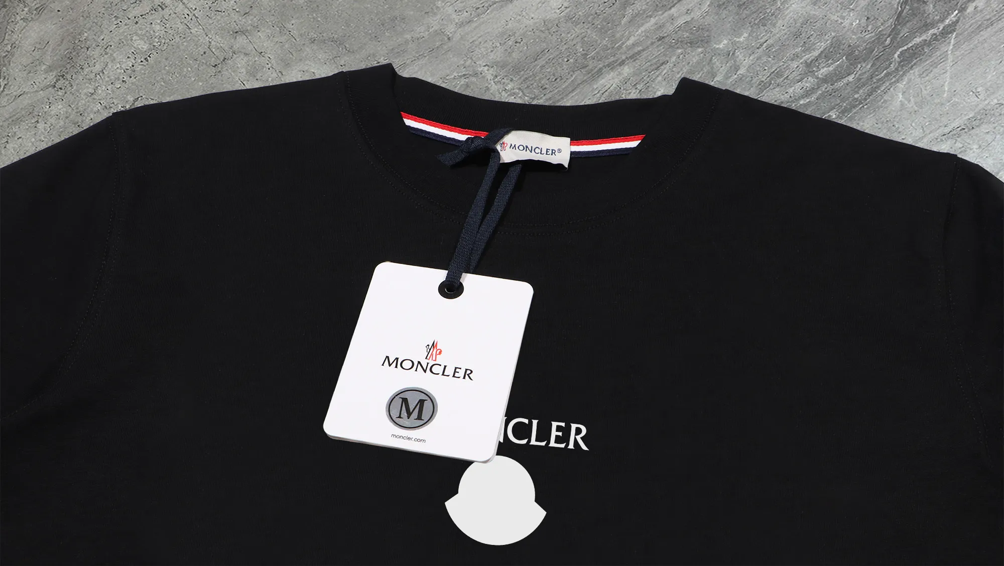 P140 Upgraded version "Mobile phone smart sensor ~ NFC chip armband ~ Direct access to the official website for anti-counterfeiting" "Moncler ~ Mouth Mouth" 2025 new high-quality round neck short-sleeved T-shirt. The cuffs have imported embroidered labels. Customized dyeing, very comfortable to touch. Super versatile and good-looking short-sleeved. Complete with three labels. Non-market ordinary version. Feel free to compare. Quality is absolutely guaranteed! ‼ First of all, this original fabric is all custom-woven with 32-count double yarn fabric, 250G, and the weight is the same‼ Fine workmanship, double waistcoat method, double waistcoat method, double waistcoat method makes the whole dress more three-dimensional, which is not a craft that ordinary T-shirts can achieve🤪 Size: S-M-L-XL-2XL Color: black, white, apricot, same style for men and women