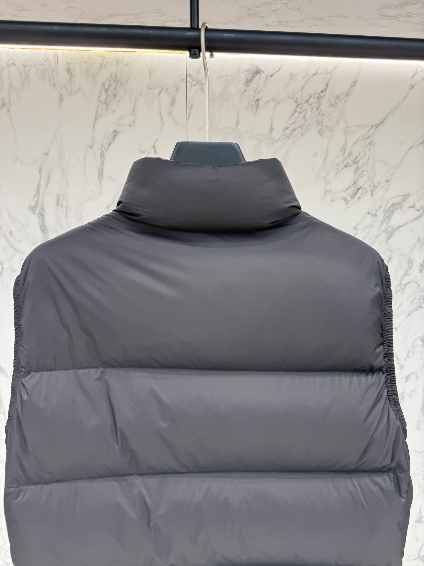 P720 Moncler down jacket 2025 latest fashion designer down jacket. Every detail shows high-end craftsmanship. The design changes of structural tailoring show the diverse image changes of men. It is slim and neat, and tailored to meet the current popular multi-layered wear. Versatile style for life. Code number: 12345