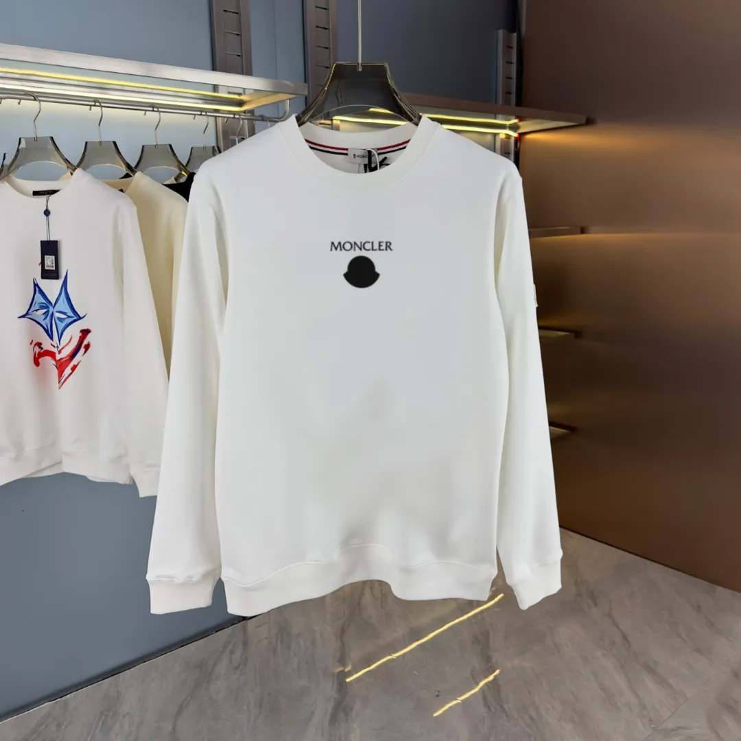 P210 high version sweatshirt) 📦With exclusive packaging📦 [Long-term ready stock] Upgraded version "Mobile phone smart sensor ~ NFC chip armband ~ Directly to the official website for anti-counterfeiting" 〖 𝐌𝐎𝐍𝐂𝐋𝐄𝐑 ~ Mouth covering〗 2025 new high quality, using 450 grams of heavyweight fabric Different from the market currency, you can mix and match everything at will and you will be handsome😎The whole clothes is made of double waistcoats. The double waistcoats make the whole dress more three-dimensional. It is not an ordinary factory that can do such fine work. 2025 autumn and winter new style, on sale at the counter, exquisite printed round neck terry sweatshirt. High-end double-ply cotton. Customized stretch ribs are dyed in the same vat. Three standards are complete. It is matched with digital printing patterns and is very breathable. Same style for men and women. Color: black, white, apricot. Size: S M L XL 2XL