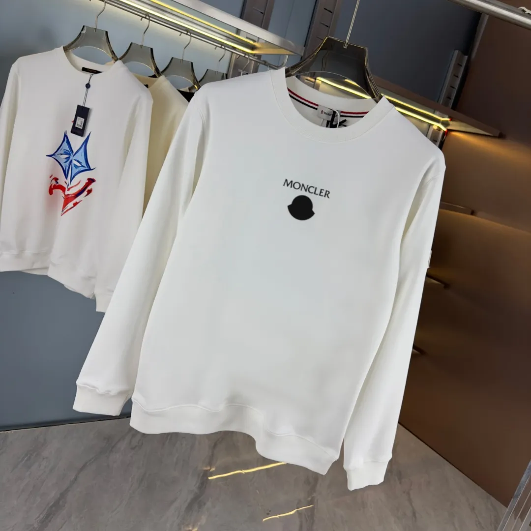 P210 high version sweatshirt) 📦With exclusive packaging📦 [Long-term ready stock] Upgraded version "Mobile phone smart sensor ~ NFC chip armband ~ Directly to the official website for anti-counterfeiting" 〖 𝐌𝐎𝐍𝐂𝐋𝐄𝐑 ~ Mouth covering〗 2025 new high quality, using 450 grams of heavyweight fabric Different from the market currency, you can mix and match everything at will and you will be handsome😎The whole clothes is made of double waistcoats. The double waistcoats make the whole dress more three-dimensional. It is not an ordinary factory that can do such fine work. 2025 autumn and winter new style, on sale at the counter, exquisite printed round neck terry sweatshirt. High-end double-ply cotton. Customized stretch ribs are dyed in the same vat. Three standards are complete. It is matched with digital printing patterns and is very breathable. Same style for men and women. Color: black, white, apricot. Size: S M L XL 2XL