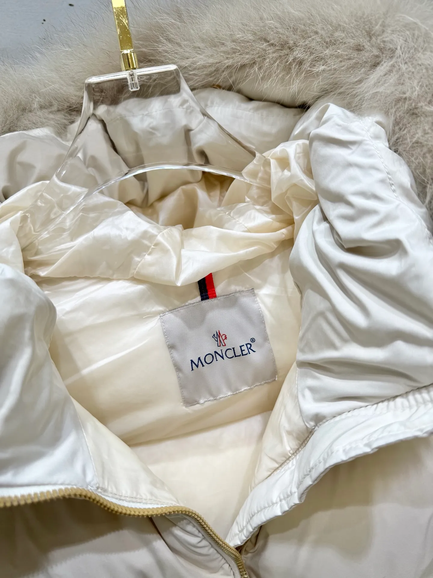 P1000 moncler muzzle 25s new autumn and winter classic doll version hooded fur collar down jacket. Original customized oversized raccoon fur collar. Memory silk fabric texture is awesome. Age-reducing girlish style. A-line version casual and age-reducing and fashionable. National standard imported 90 velvet filling. Light, warm and comfortable. Original hardware accessories. Original label. Fully equipped. Size: 1234
