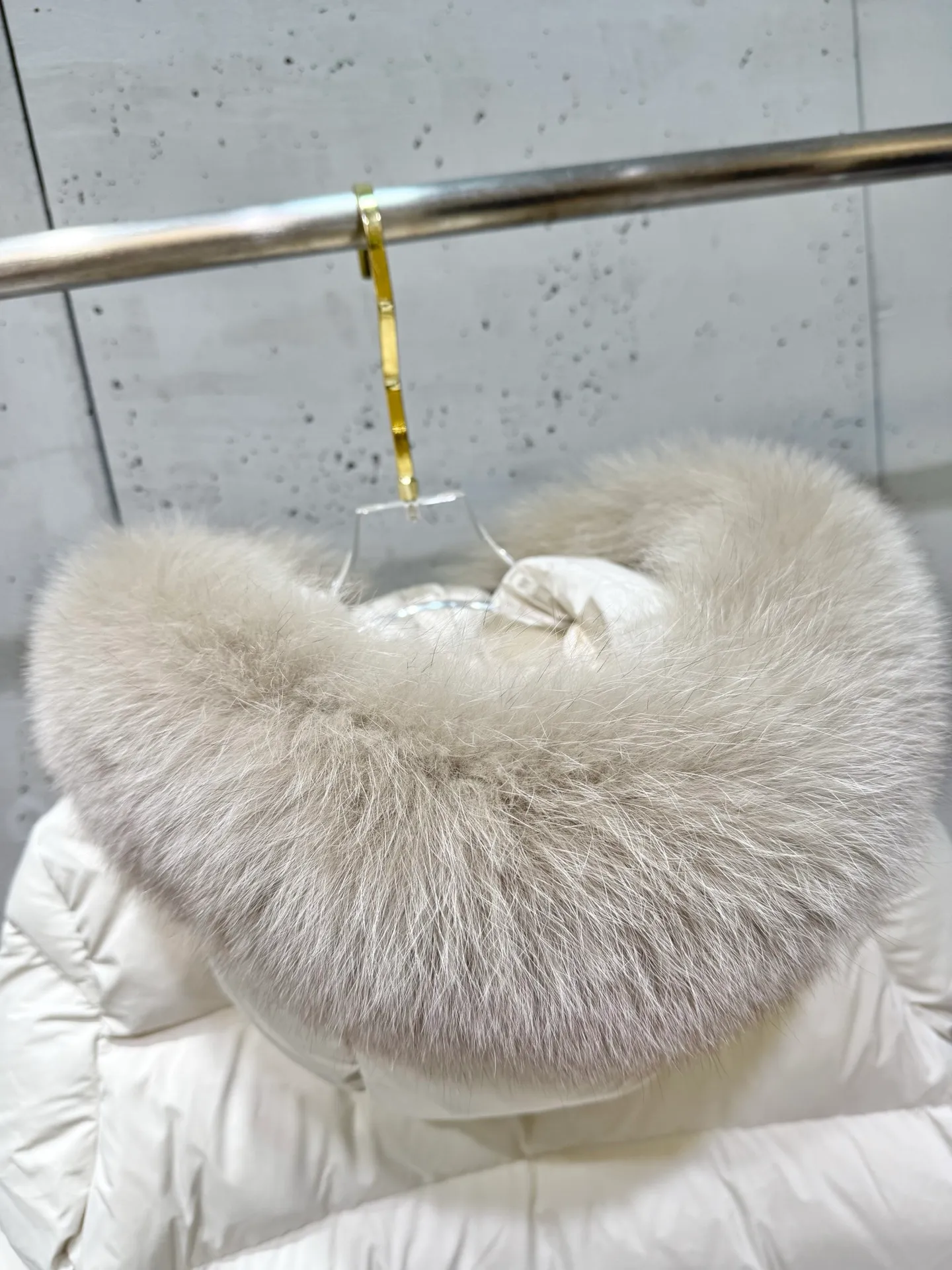 P1000 moncler muzzle 25s new autumn and winter classic doll version hooded fur collar down jacket. Original customized oversized raccoon fur collar. Memory silk fabric texture is awesome. Age-reducing girlish style. A-line version casual and age-reducing and fashionable. National standard imported 90 velvet filling. Light, warm and comfortable. Original hardware accessories. Original label. Fully equipped. Size: 1234