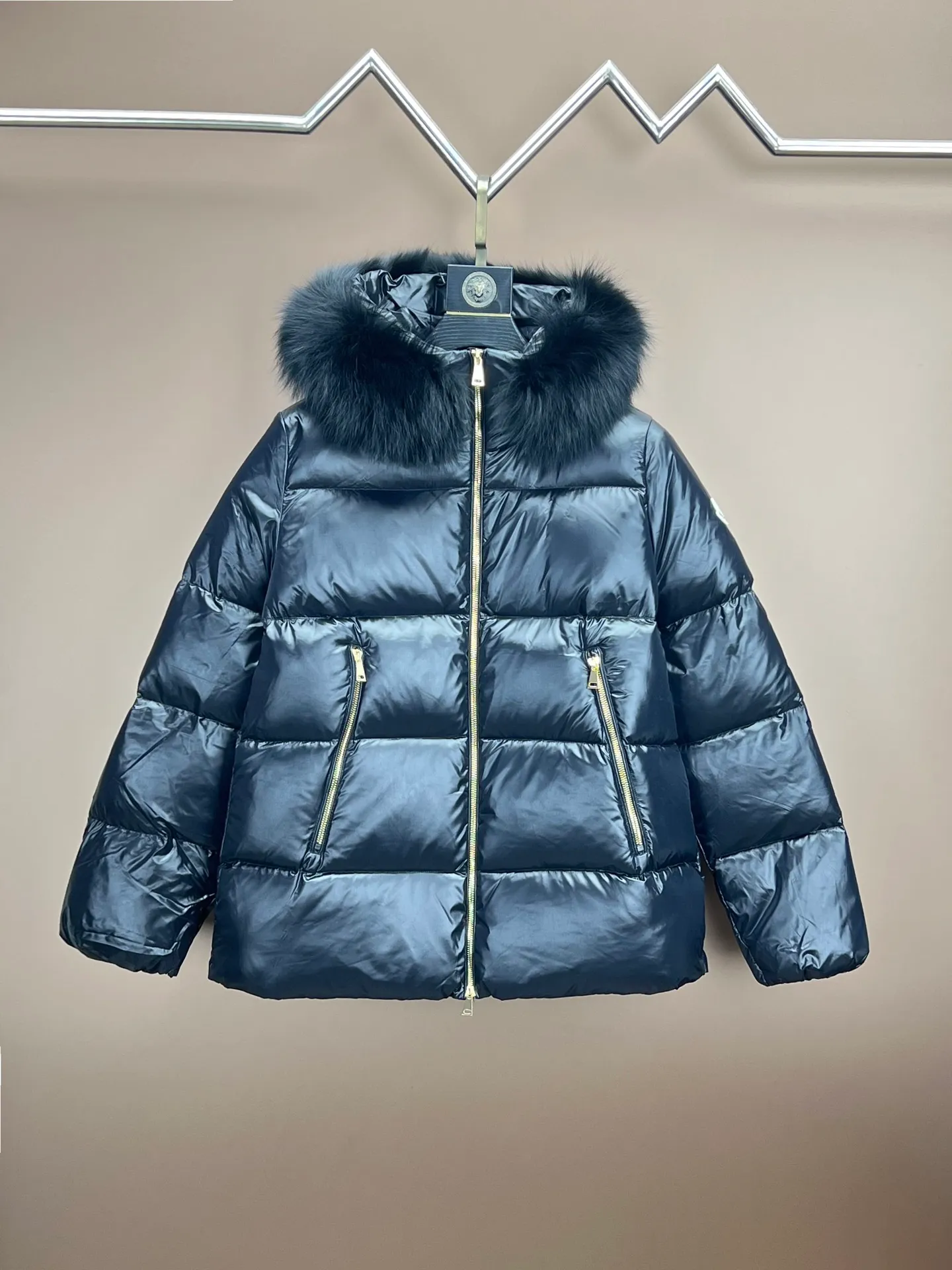 P980 new down ⬆️Moncler Laiche short style for women. Detachable imported Finnish fox fur collar. The barcode model number is consistent with the official website. The tag has built-in NFC electronic induction anti-counterfeiting. Supports multiple anti-counterfeiting verifications. The factory comes standard with a full set of counter gift box packaging. 🎁Not the low-end garbage in the market. Laiche women's down combines elegant design and luxurious details, and can be easily changed according to mood and climate. It is a classic series.  The Laiche women's down combines femininity and luxury in a shiny lacquered nylon with a synthetic brim. The brim is easily removable, making it suitable for a variety of casual or elegant occasions. Details •Made from patented nylon •Painted nylon lining •Down filled •Removable synthetic brim with concealed snap fastening •Hood •Interior front flap pocket with grosgrain detail •Zip closure •Zip pockets •Adjustable stretch cuffs Size : 1-4 Black Beige