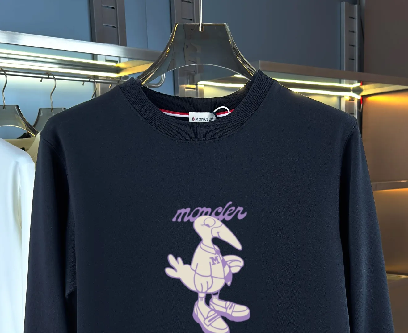P210 high version sweatshirt) 📦With exclusive packaging📦 [Long-term ready stock] Upgraded version "Mobile phone smart sensor ~ NFC chip armband ~ Directly to the official website for anti-counterfeiting" 〖 𝐌𝐎𝐍𝐂𝐋𝐄𝐑 ~ Mouth covering〗 2025 new high quality, using 450 grams of heavyweight fabric Different from the market currency, you can mix and match everything at will and you will be handsome😎The whole clothes is made of double waistcoats. The double waistcoats make the whole dress more three-dimensional. It is not an ordinary factory that can do such fine work. 2025 autumn and winter new style, on sale at the counter, exquisite printed round neck terry sweatshirt. High-end double-ply cotton. Customized stretch ribs are dyed in the same vat. Three standards are complete. It is matched with digital printing patterns and is very breathable. Same style for men and women. Color: black, white, apricot. Size: S M L XL 2XL