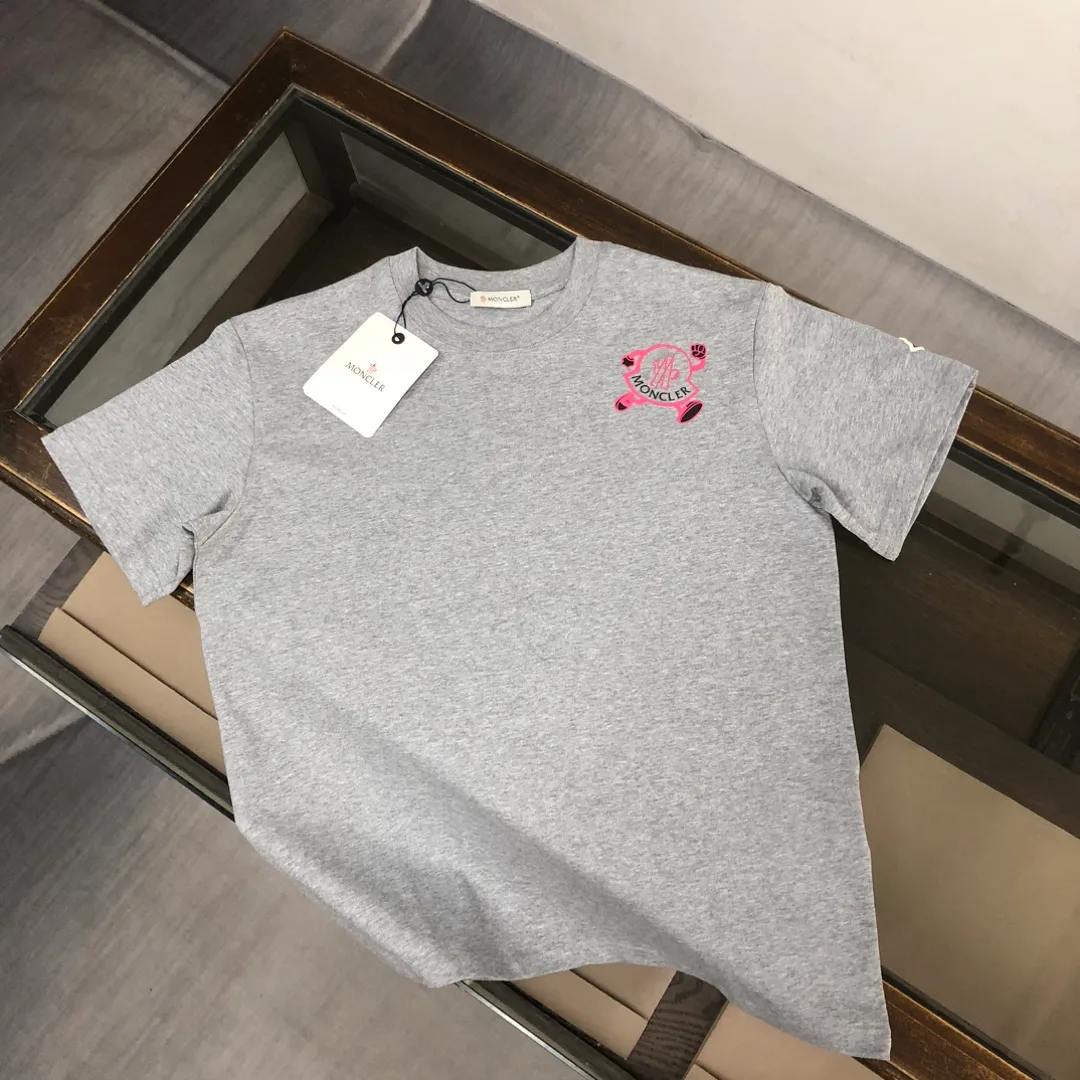 P150 MONCLER 25 The latest short-sleeved T-shirt for couples~Featured brand printing design~The upper body of the fabric is comfortable and breathable, not stiff, slim cut, and made of high-end custom-made pure cotton fabric! The upper body is comfortable and stylish, and it can be worn alone as an inner layer. It is a must-have for fashionistas! ! ! Color: Black White Brown Gray Size: S M L XL (Loose fit! Please indicate your height and weight when placing an order)