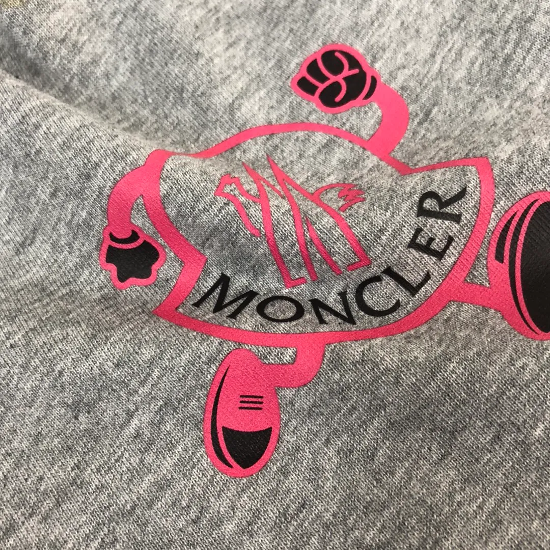 P150 MONCLER 25 The latest short-sleeved T-shirt for couples~Featured brand printing design~The upper body of the fabric is comfortable and breathable, not stiff, slim cut, and made of high-end custom-made pure cotton fabric! The upper body is comfortable and stylish, and it can be worn alone as an inner layer. It is a must-have for fashionistas! ! ! Color: Black White Brown Gray Size: S M L XL (Loose fit! Please indicate your height and weight when placing an order)