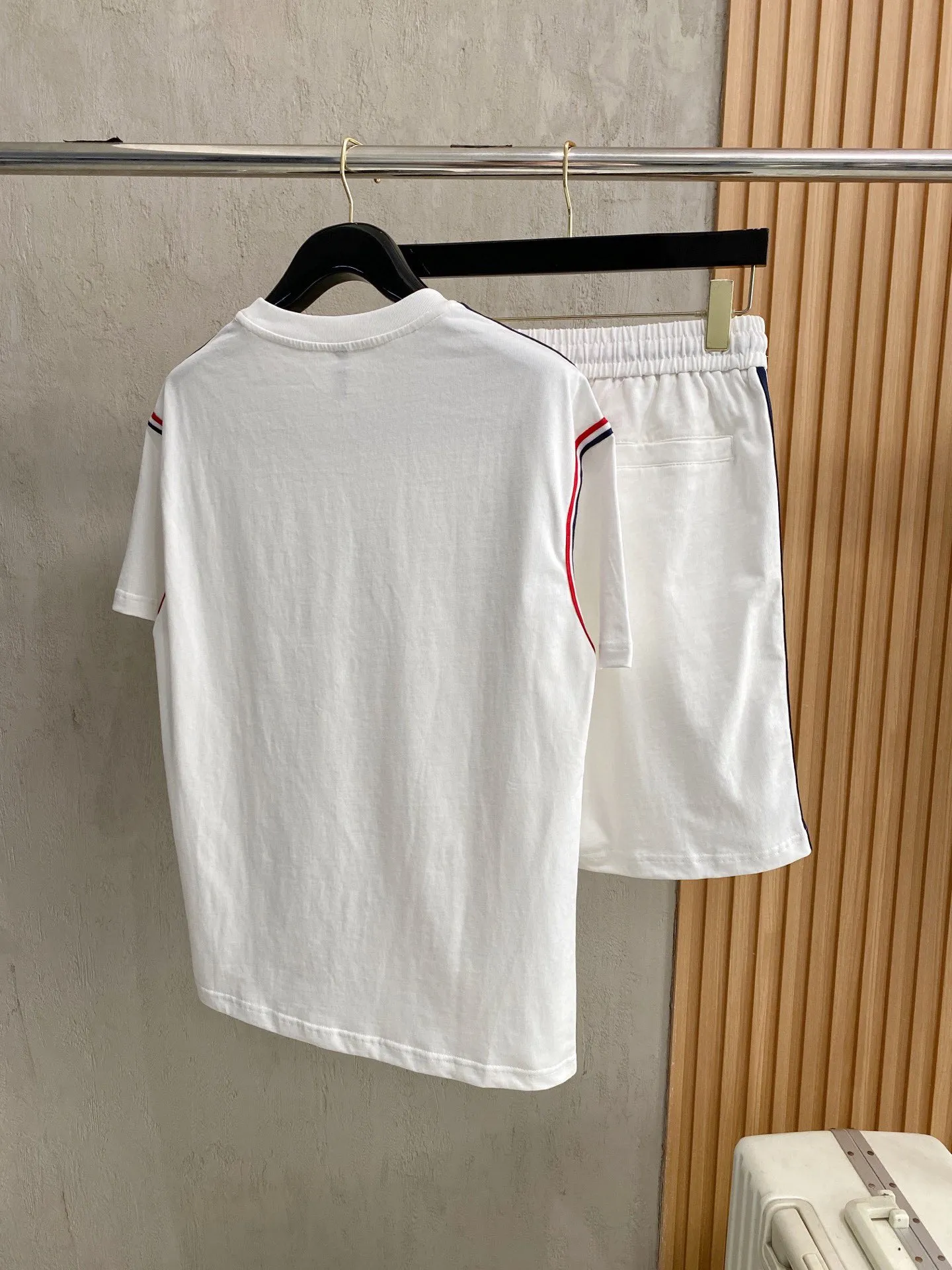 P570 Brand [MONCLER Mouth Covered] 2025 round neck short-sleeved shorts suit. The pure cotton fabric upper body will not be stuffy, the smooth and comfortable skin-friendly effect is more breathable, the fabric has its own texture, classic logo technology, a new interpretation from a unique angle, fashionable and versatile choice! Size: M-3XL (maximum wear: 190 pounds)