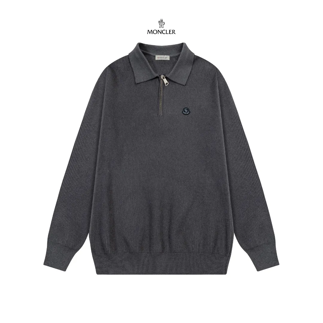P250 Moncler masked zipper lapel sweater, the latest 2025 casual Polo wool sweater.  The texture is delicate, soft and comfortable, skin-friendly and warm, not easy to deform, simple and high-end style, and the logo on the chest is very exquisite and perfect! The upper body effect is very strong 👍 Color: black, gray Size: S-XL