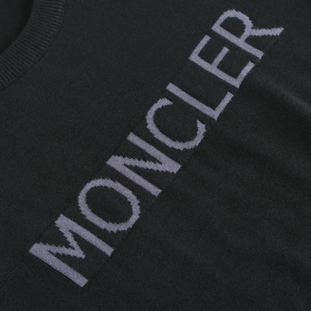 P420 MONCLER jacquard crew neck sweater Fabric selection: Made of wool blended fabric, mainly 95% wool, combined with 4% nylon and 1% spandex. The main body of wool ensures the warmth and comfort of the clothing. The addition of a small amount of nylon and spandex significantly improves the elasticity and wear resistance. The ribbed decorative parts are made of 100% wool, which further enhances the texture and wearing experience.  Technology: Using a high needle count and fine gauge loom, combined with the orderly direction of the internal yarns, the floating threads are cleverly woven and stored, with almost no unnecessary thread mess. The color switching of each group of letters is synchronized with the knitting needles in milliseconds, forming a delicate jacquard letter LOGO decorated on the chest. SIZE: S M L XL