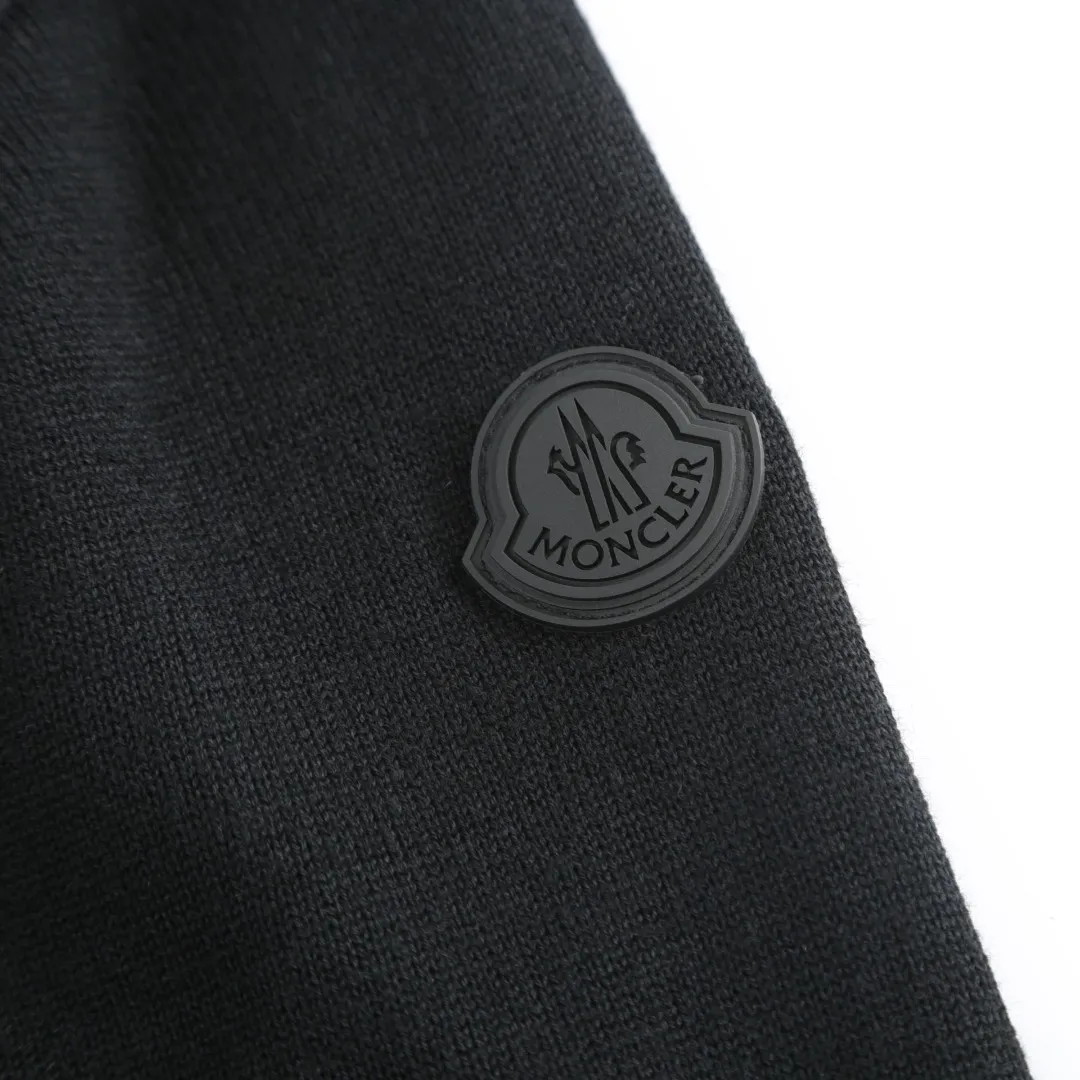 P420 MONCLER jacquard crew neck sweater Fabric selection: Made of wool blended fabric, mainly 95% wool, combined with 4% nylon and 1% spandex. The main body of wool ensures the warmth and comfort of the clothing. The addition of a small amount of nylon and spandex significantly improves the elasticity and wear resistance. The ribbed decorative parts are made of 100% wool, which further enhances the texture and wearing experience.  Technology: Using a high needle count and fine gauge loom, combined with the orderly direction of the internal yarns, the floating threads are cleverly woven and stored, with almost no unnecessary thread mess. The color switching of each group of letters is synchronized with the knitting needles in milliseconds, forming a delicate jacquard letter LOGO decorated on the chest. SIZE: S M L XL