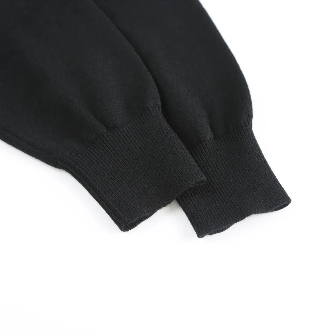 P420 MONCLER jacquard crew neck sweater Fabric selection: Made of wool blended fabric, mainly 95% wool, combined with 4% nylon and 1% spandex. The main body of wool ensures the warmth and comfort of the clothing. The addition of a small amount of nylon and spandex significantly improves the elasticity and wear resistance. The ribbed decorative parts are made of 100% wool, which further enhances the texture and wearing experience.  Technology: Using a high needle count and fine gauge loom, combined with the orderly direction of the internal yarns, the floating threads are cleverly woven and stored, with almost no unnecessary thread mess. The color switching of each group of letters is synchronized with the knitting needles in milliseconds, forming a delicate jacquard letter LOGO decorated on the chest. SIZE: S M L XL
