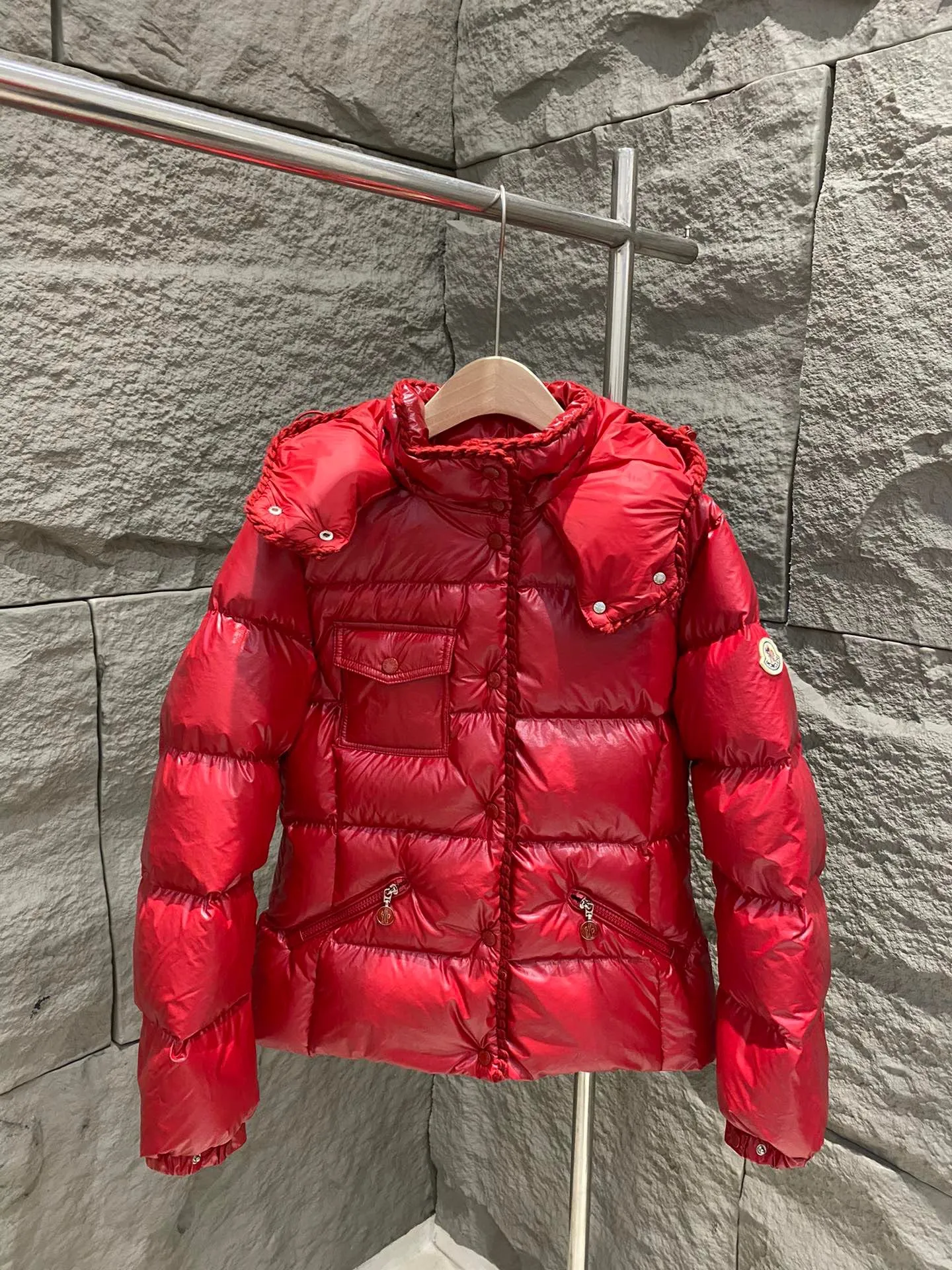 P920 Moncler Moncler 25 new model GLAREINS small waist hooded down jacket, small waist upgraded version🆙! It is still a super slim waisted version, with no-wash oil-like wax leather fabric, and the brim collar and placket are matched with the same color twist braid design, which is full of elegance and suitable for various exquisite styles. A full set of hardware accessories, 1:1 customized, color-matched snaps and sliders, 90% velvet filling. Bai Yueguang among the hottest items! Color: White/Blue/Red/Black Size: 1/2/3/4
