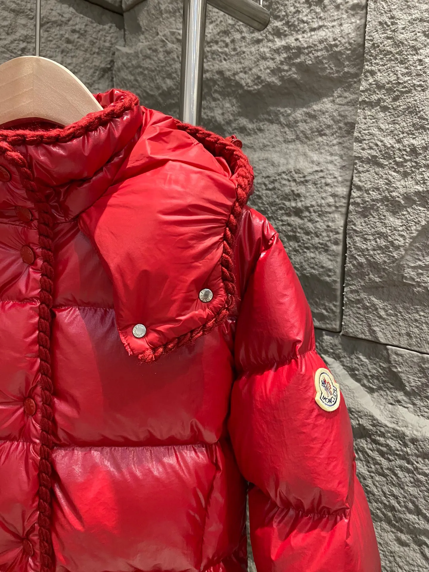 P920 Moncler Moncler 25 new model GLAREINS small waist hooded down jacket, small waist upgraded version🆙! It is still a super slim waisted version, with no-wash oil-like wax leather fabric, and the brim collar and placket are matched with the same color twist braid design, which is full of elegance and suitable for various exquisite styles. A full set of hardware accessories, 1:1 customized, color-matched snaps and sliders, 90% velvet filling. Bai Yueguang among the hottest items! Color: White/Blue/Red/Black Size: 1/2/3/4