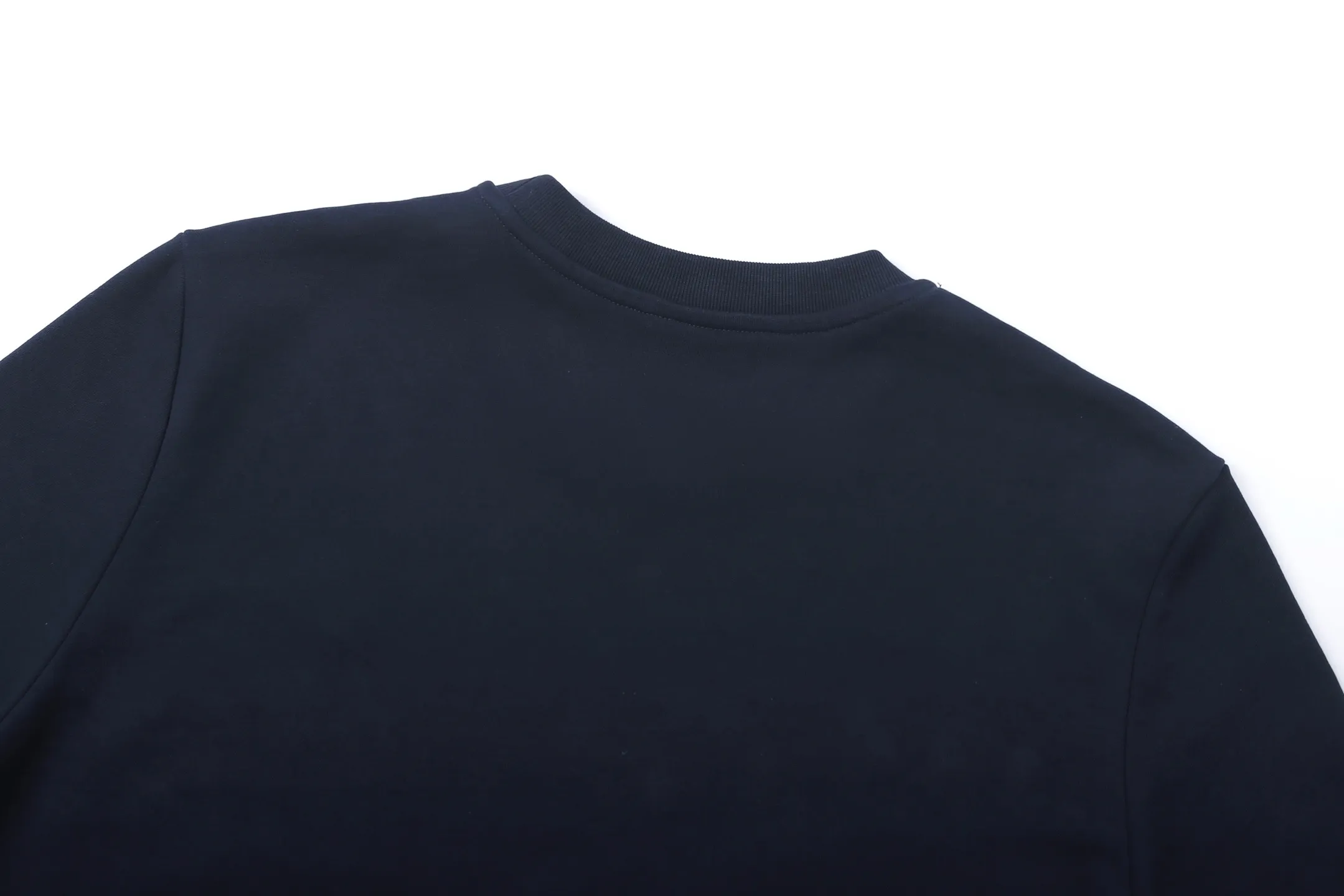 P380 [Exclusive supply] Moncler ghost logo round neck sweatshirt (navy blue). The original version was purchased for 4,900 and developed. The fabric is made of 320g Austrian cotton double yarn sweatshirt fabric. The rib is made of 410g 1*1 double yarn fashion brand rib. The fabric is enzyme washed, glue printed, customized adhesive label, customized trademark, loose version. The overall wiring is straight and delicate, the fabric is comfortable and soft, and the color is consistent without color difference. It can be matched with the same style to create a fashionable look and control various occasions. Customized accessories, complete with three standards, the same style for men and women. Size:S-M-L-XL