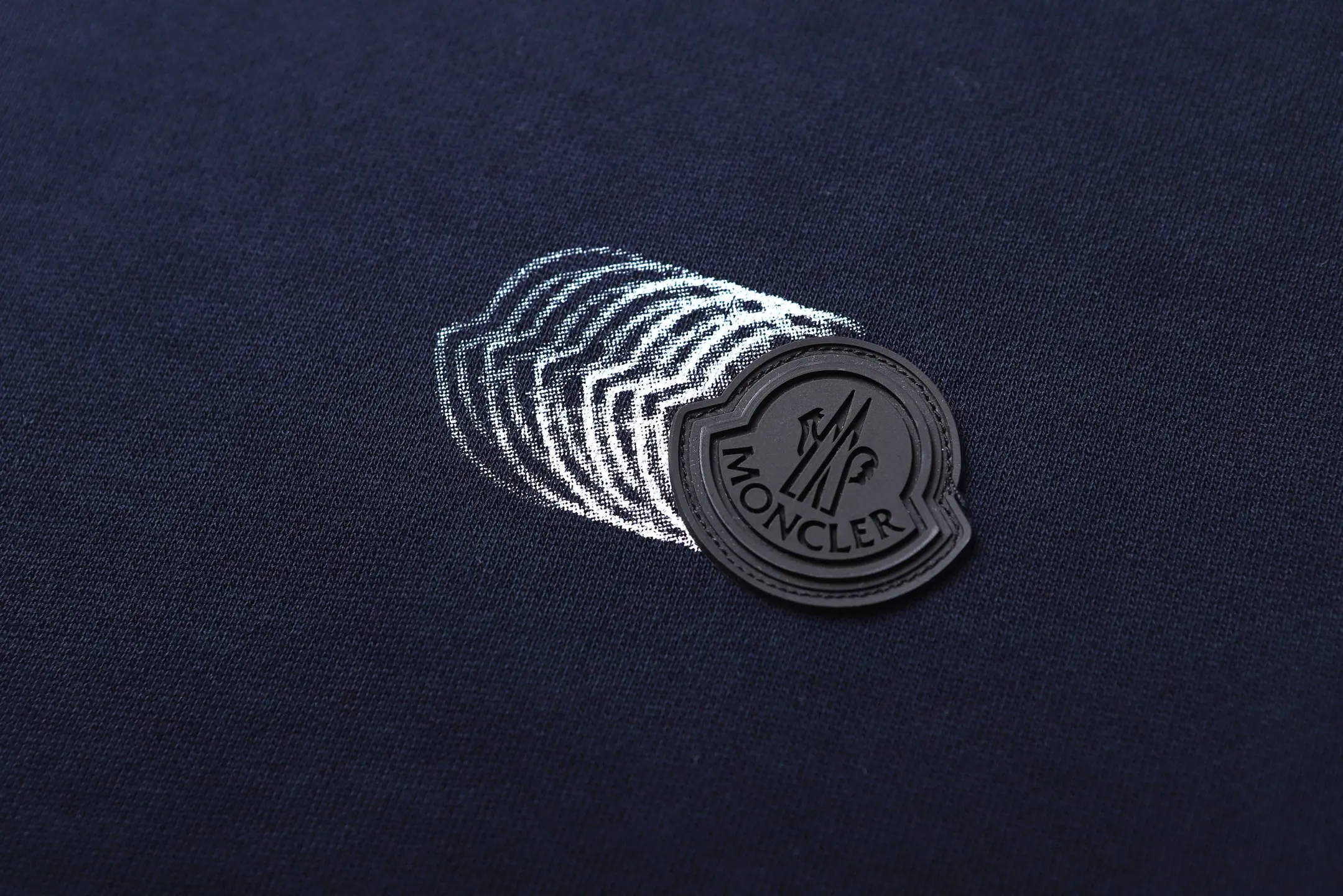 P380 [Exclusive supply] Moncler ghost logo round neck sweatshirt (navy blue). The original version was purchased for 4,900 and developed. The fabric is made of 320g Austrian cotton double yarn sweatshirt fabric. The rib is made of 410g 1*1 double yarn fashion brand rib. The fabric is enzyme washed, glue printed, customized adhesive label, customized trademark, loose version. The overall wiring is straight and delicate, the fabric is comfortable and soft, and the color is consistent without color difference. It can be matched with the same style to create a fashionable look and control various occasions. Customized accessories, complete with three standards, the same style for men and women. Size:S-M-L-XL