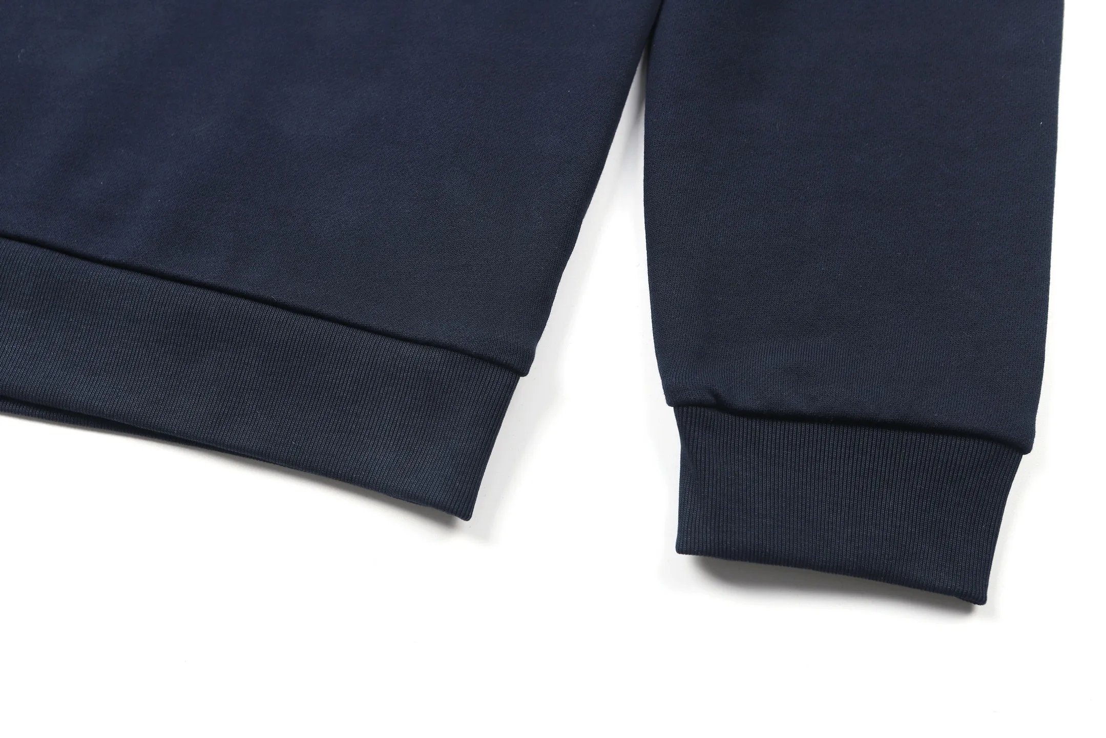 P380 [Exclusive supply] Moncler ghost logo round neck sweatshirt (navy blue). The original version was purchased for 4,900 and developed. The fabric is made of 320g Austrian cotton double yarn sweatshirt fabric. The rib is made of 410g 1*1 double yarn fashion brand rib. The fabric is enzyme washed, glue printed, customized adhesive label, customized trademark, loose version. The overall wiring is straight and delicate, the fabric is comfortable and soft, and the color is consistent without color difference. It can be matched with the same style to create a fashionable look and control various occasions. Customized accessories, complete with three standards, the same style for men and women. Size:S-M-L-XL