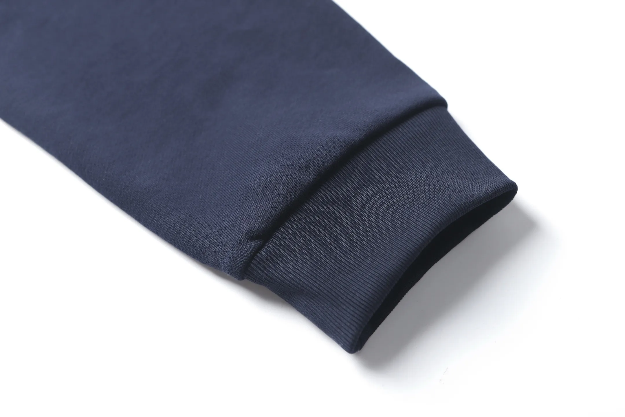 P380 [Exclusive supply] Moncler ghost logo round neck sweatshirt (navy blue). The original version was purchased for 4,900 and developed. The fabric is made of 320g Austrian cotton double yarn sweatshirt fabric. The rib is made of 410g 1*1 double yarn fashion brand rib. The fabric is enzyme washed, glue printed, customized adhesive label, customized trademark, loose version. The overall wiring is straight and delicate, the fabric is comfortable and soft, and the color is consistent without color difference. It can be matched with the same style to create a fashionable look and control various occasions. Customized accessories, complete with three standards, the same style for men and women. Size:S-M-L-XL