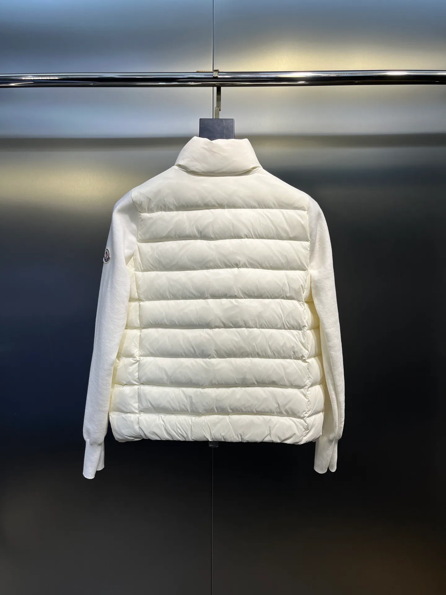 P560 MONCLER 🌟 The latest autumn and winter wool knitted splicing down stand-up collar short down jacket with national standard down filling. Light and comfortable, with built-in heating and warmth function. The sleeves are spliced ​​with merino wool for a comfortable and thick feel. Temperament stand-up collar zipper design. Minimalist luxury H version. Not picky about the upper body and super slim. Casual and versatile artifact. Italian elegance and high-end sense. Casual and atmospheric. Color: black, off-white, pink. Size: s m l