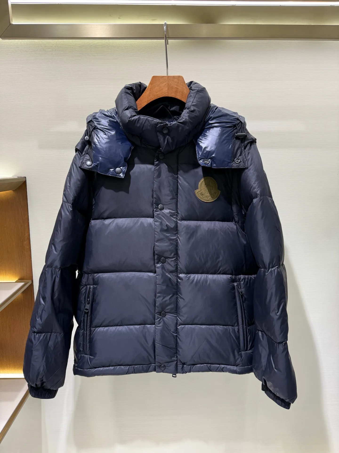 P1340 Moncler Cyclone Men's 2-in-1 Down Jacket The Cyclone down jacket uses a modern approach to interpret the classic silhouette of the 1980s, with a new simple version design. This short down jacket is made from nylon and features easily removable sleeves, allowing you to convert the jacket into a vest. A removable hood and contrast lining complete the design.  Fabric: Made of nylon fabric, lined with Nylon laqué and filled with down, 100% nylon, filling: 95 white duck down, filling capacity of about 300g (washed standard goose down), please order the goose down version if you need it. Craftsmanship: detachable hood and sleeves, zipper and snap button closure, zipper pocket, elastic cuffs, elastic drawstring hem, supports NFC chip sensing, size: 1 2 3 4 5, color: dark blue, dark brown 0556080
