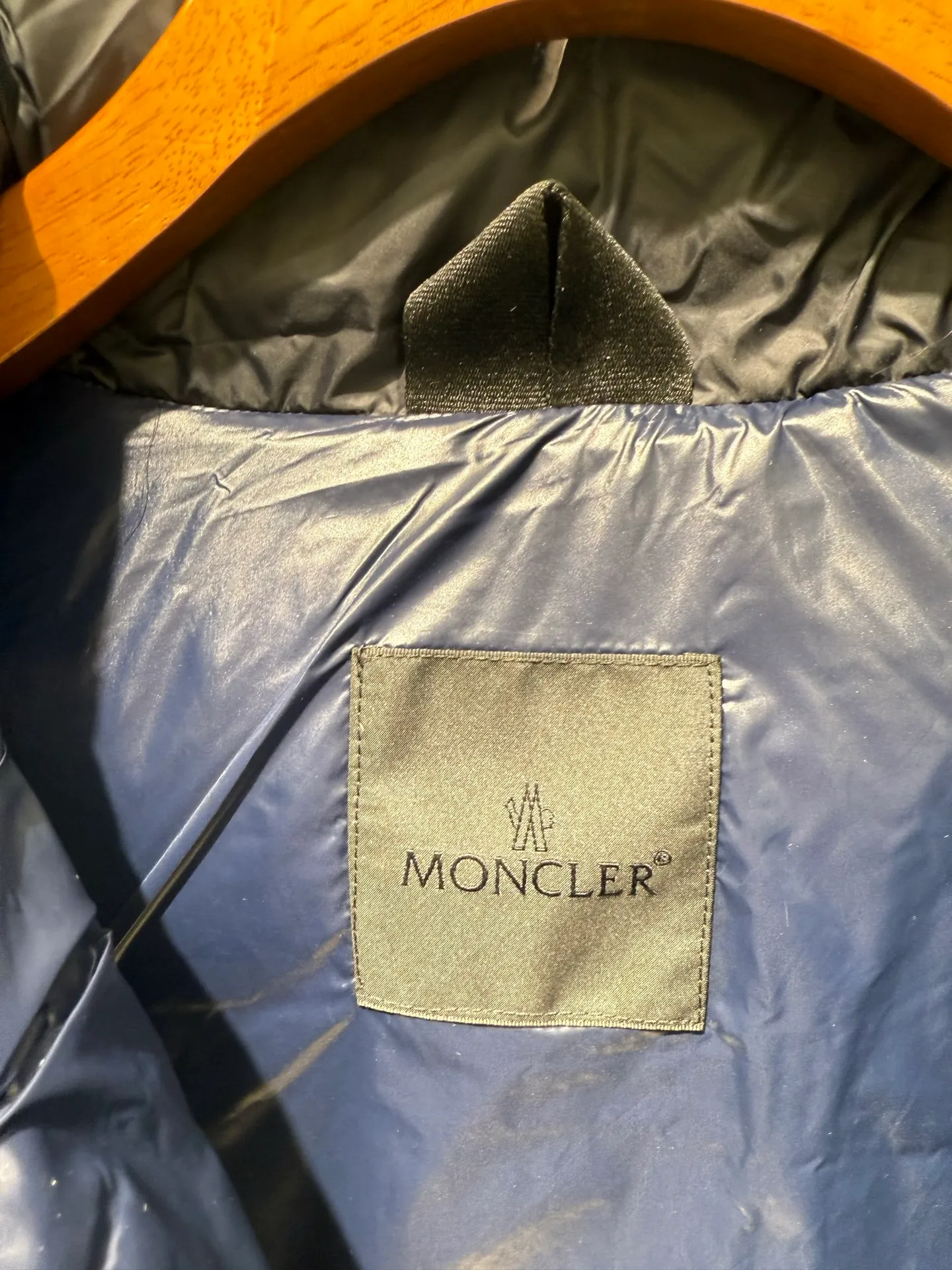 P1340 Moncler Cyclone Men's 2-in-1 Down Jacket The Cyclone down jacket uses a modern approach to interpret the classic silhouette of the 1980s, with a new simple version design. This short down jacket is made from nylon and features easily removable sleeves, allowing you to convert the jacket into a vest. A removable hood and contrast lining complete the design.  Fabric: Made of nylon fabric, lined with Nylon laqué and filled with down, 100% nylon, filling: 95 white duck down, filling capacity of about 300g (washed standard goose down), please order the goose down version if you need it. Craftsmanship: detachable hood and sleeves, zipper and snap button closure, zipper pocket, elastic cuffs, elastic drawstring hem, supports NFC chip sensing, size: 1 2 3 4 5, color: dark blue, dark brown 0556080