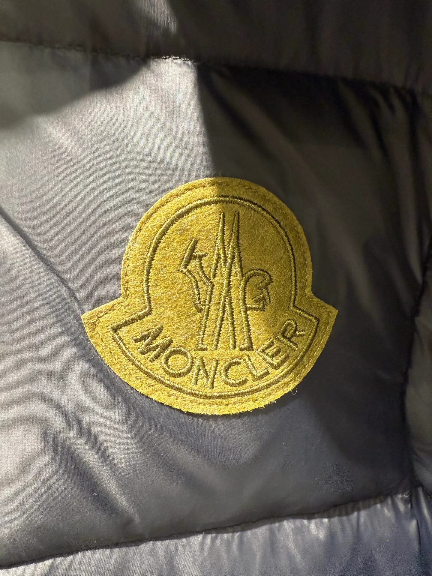 P1340 Moncler Cyclone Men's 2-in-1 Down Jacket The Cyclone down jacket uses a modern approach to interpret the classic silhouette of the 1980s, with a new simple version design. This short down jacket is made from nylon and features easily removable sleeves, allowing you to convert the jacket into a vest. A removable hood and contrast lining complete the design.  Fabric: Made of nylon fabric, lined with Nylon laqué and filled with down, 100% nylon, filling: 95 white duck down, filling capacity of about 300g (washed standard goose down), please order the goose down version if you need it. Craftsmanship: detachable hood and sleeves, zipper and snap button closure, zipper pocket, elastic cuffs, elastic drawstring hem, supports NFC chip sensing, size: 1 2 3 4 5, color: dark blue, dark brown 0556080