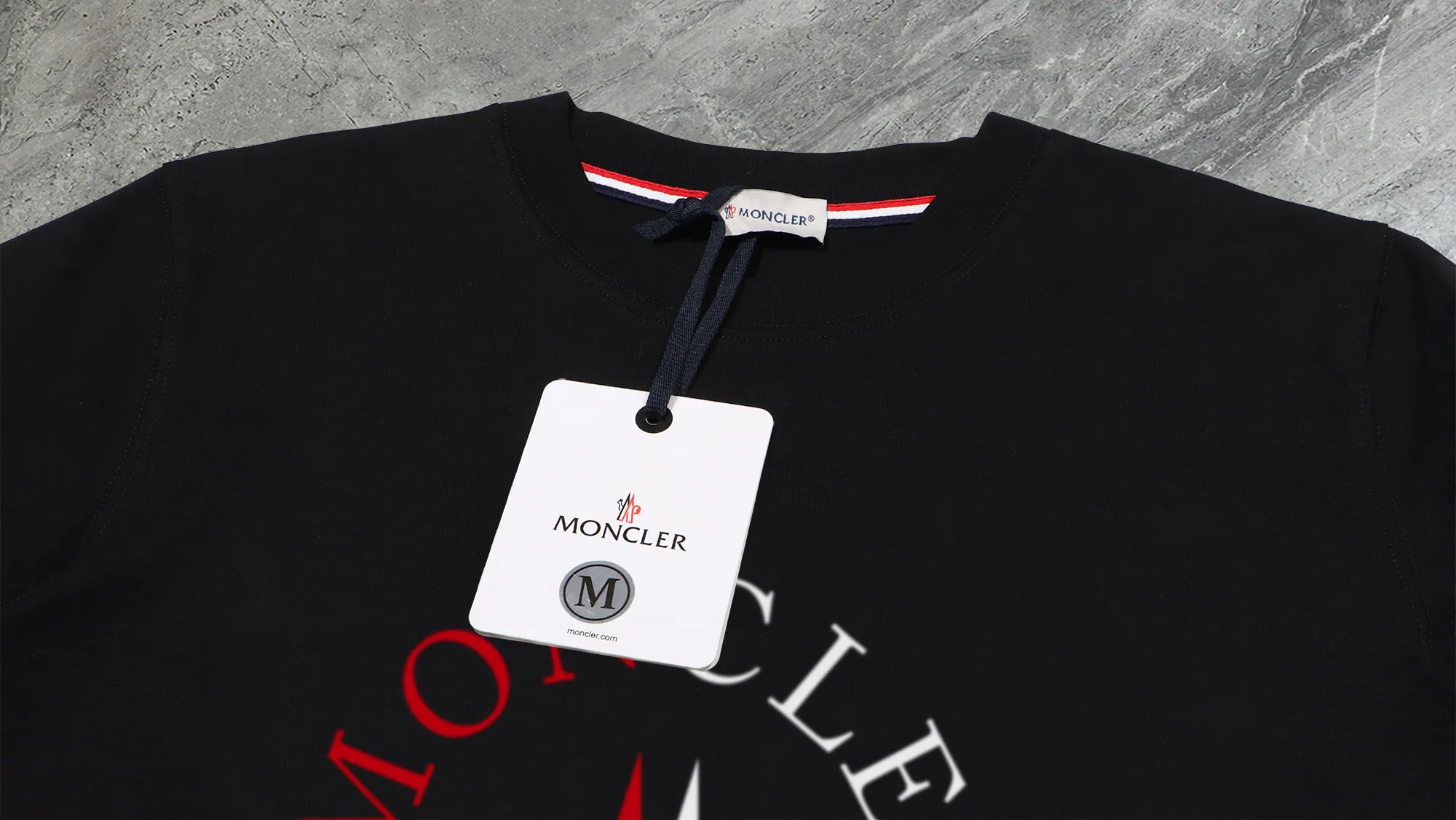 P210 High-version sweatshirt) [Long-term stock] 〖𝐌𝐎𝐍𝐂𝐋𝐄𝐑~Mask〗 Made of 440g heavy-weight fabric. It is different from the market currency. It can be matched with any variety and is properly handsome. 😎The whole dress is made of double waistcoats. The double waistcoats make the whole dress more three-dimensional. Not ordinary factories can do such fine work. 2025 Spring runway version of the T stage, on sale at the counter, round neck terry sweatshirt, high-end double-strand pure cotton, custom-made stretch ribs, dyed in the same vat, complete with three standards, matched with exquisite embroidered LOGO on the chest, simple and advanced, same style for men and women. Color: black, apricot, white, size: S M L XL 2XL