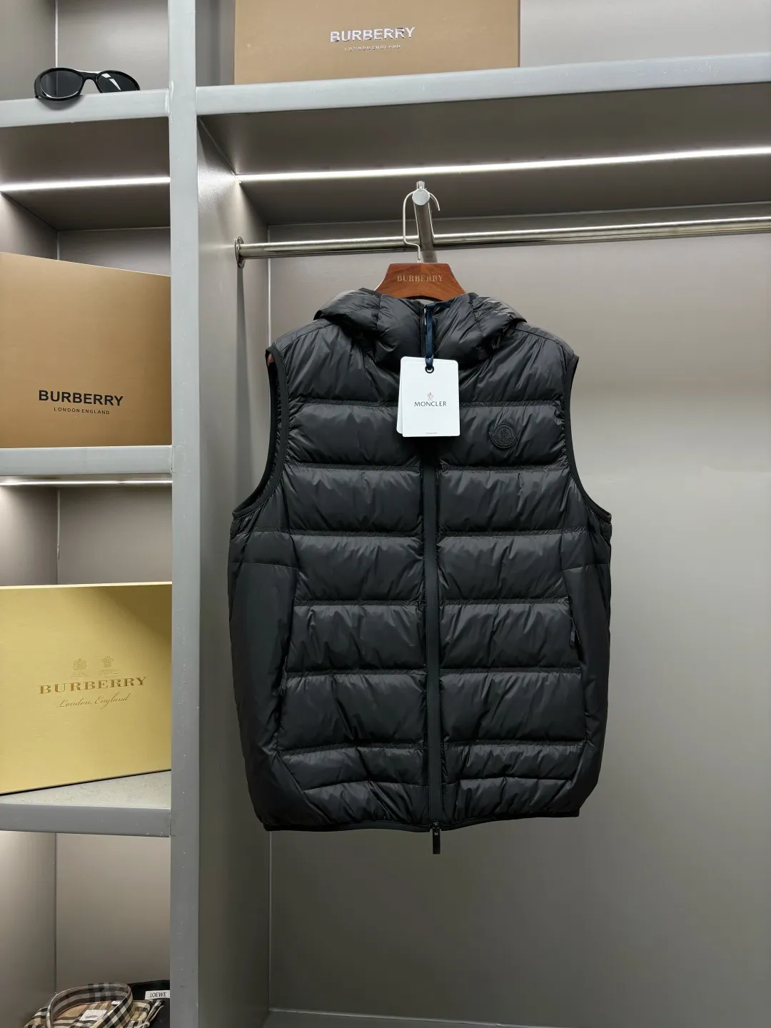 P760 Moncler's new logo down vest for the mouth, classic black and white style, same style for men and women, simple and high-end. Customized accessories at the counter, top-grade imported white duck down filling, both light and warm, bid farewell to bloat, easy to control fashion and temperature~ Hooded design, windproof and stylish, whether worn inside or outside, it can add points to the style, adapt to various styles, so that you can go out coolly in the cold season~ Size: M-XXXL Color: Black White