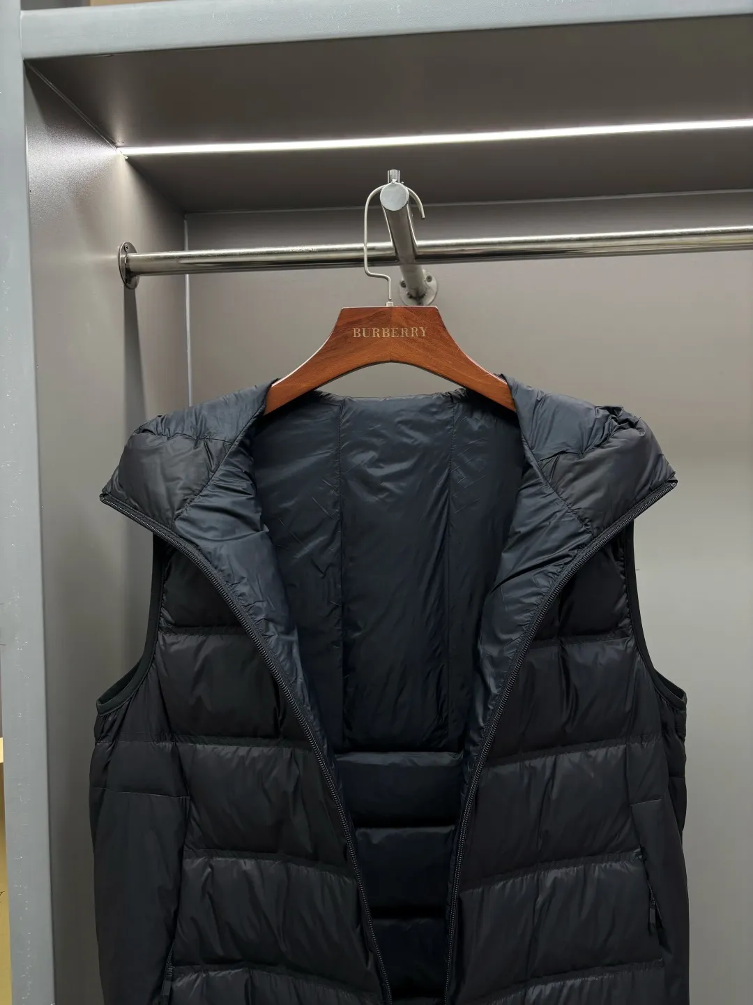 P760 Moncler's new logo down vest for the mouth, classic black and white style, same style for men and women, simple and high-end. Customized accessories at the counter, top-grade imported white duck down filling, both light and warm, bid farewell to bloat, easy to control fashion and temperature~ Hooded design, windproof and stylish, whether worn inside or outside, it can add points to the style, adapt to various styles, so that you can go out coolly in the cold season~ Size: M-XXXL Color: Black White