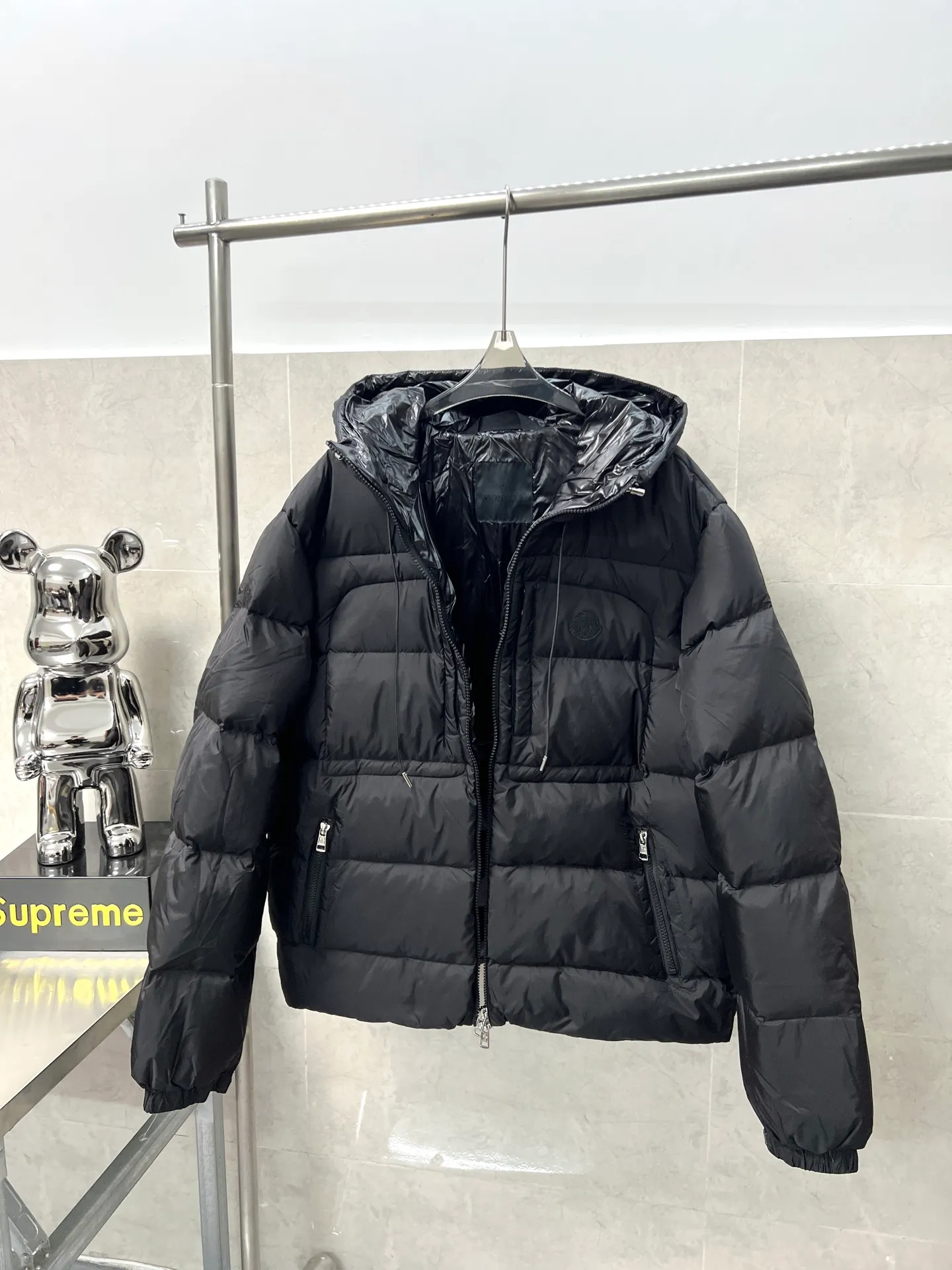 P980 Moncler new men's fashionable down jacket, light luxury fashion casual style, light, warm and soft! Low-key series, fashionable and versatile, just stylish! Hong Kong trade order model, a super fairy item Small hooded design, functional diagonal pockets on both sides, and high-quality original lacquer four-button buckles, which easily demonstrate brand recognition and super specifications and performance. The whole body is quilted with full horizontal lines and full of velvet, which is full of fluffiness and has excellent resilience. It has a perfect fit, fashionable and not bloated, and interprets the simple aesthetic style of the series. The upper body is light and warm, and has a perfect cold-proof effect! A high-street luxury product that combines appearance and performance at the same time. Color: black apricot Size: 12345