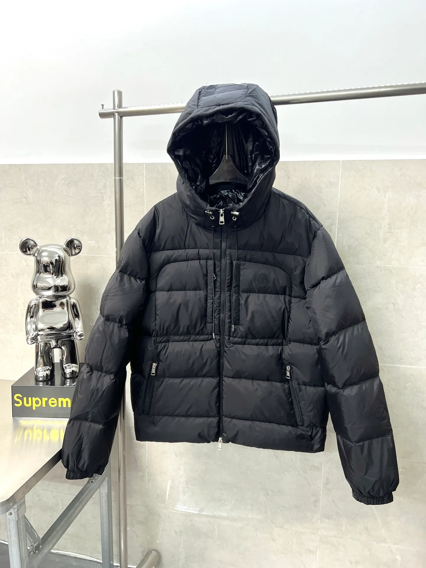 P980 Moncler new men's fashionable down jacket, light luxury fashion casual style, light, warm and soft! Low-key series, fashionable and versatile, just stylish! Hong Kong trade order model, a super fairy item Small hooded design, functional diagonal pockets on both sides, and high-quality original lacquer four-button buckles, which easily demonstrate brand recognition and super specifications and performance. The whole body is quilted with full horizontal lines and full of velvet, which is full of fluffiness and has excellent resilience. It has a perfect fit, fashionable and not bloated, and interprets the simple aesthetic style of the series. The upper body is light and warm, and has a perfect cold-proof effect! A high-street luxury product that combines appearance and performance at the same time. Color: black apricot Size: 12345