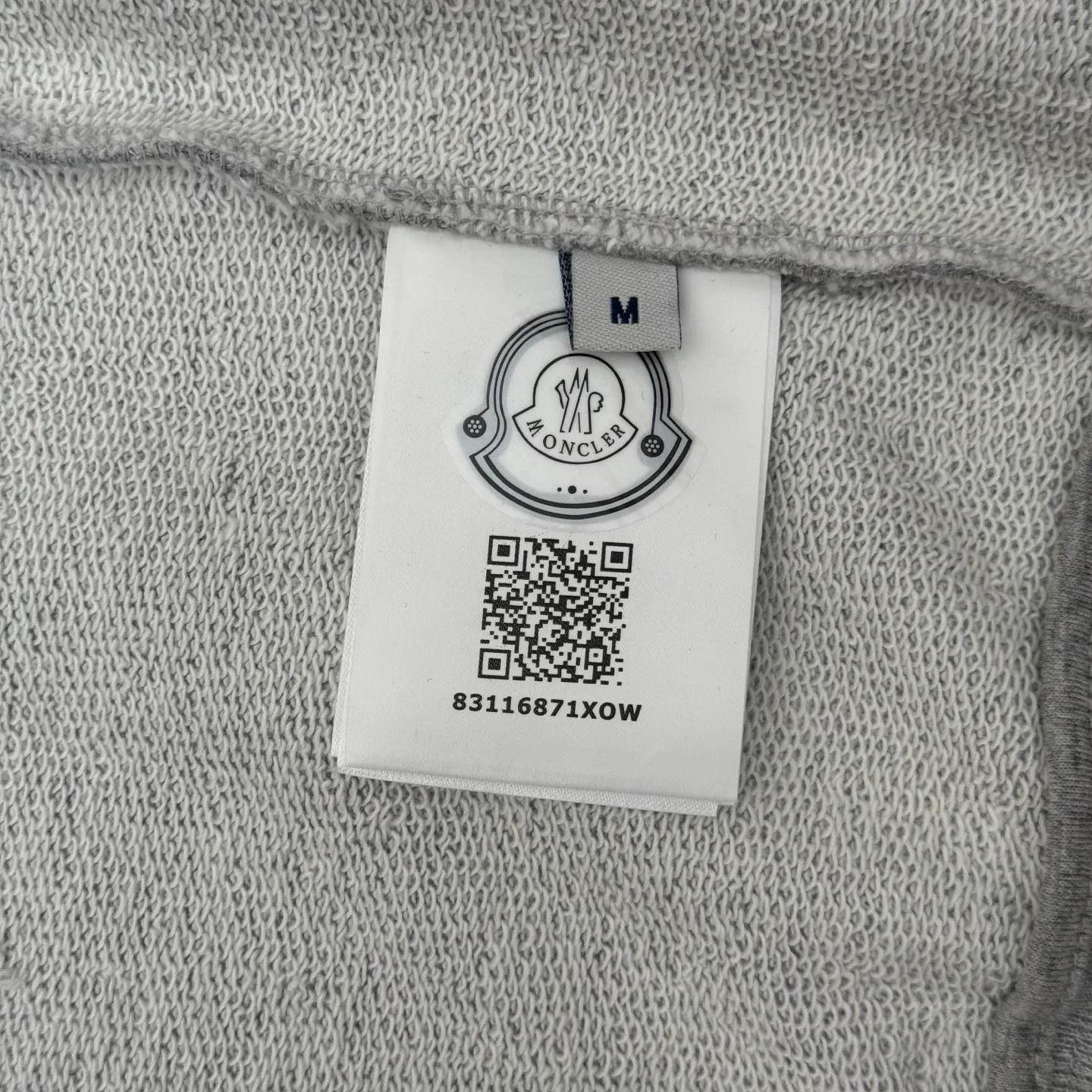 P570 Moncler 25 new sports suit top jacket SIZE S/M/L/XL This sports suit is made of 100% cotton fabric. The top is hooded and has a drawstring. It is decorated with mon's exclusive logo on the front chest. It has two large pockets and the pants have an elastic waist design. The whole set has a great matching effect. The upper body is very comfortable. It is great for sports and leisure. It is the same style for men and women. Highly recommended! Color: gray white