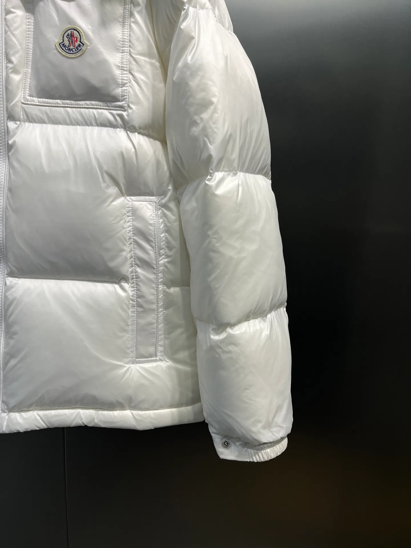P700 Moncler Yuhuang Maya Maya color striped webbing double zipper series classic versatile down jacket for men and women. There are too many versions on the market, the quality and price are proportional. ➖Authentic synchronous anti-counterfeiting chip sensor! ➖The high version of the classic series will never be misleading like false goose down! ➖15d nylon fabric lining is of the highest standard, never velvet! ➖The original Velcro is durable, and the accessories and hardware are all custom-made from the original factory, 100% restoring the replica quality! ➖The perfect combination of every link ensures the smoothness of every piece of clothing, the Rolls-Royce of down jackets!  Style number: A78# Color: black white Size: 1-5