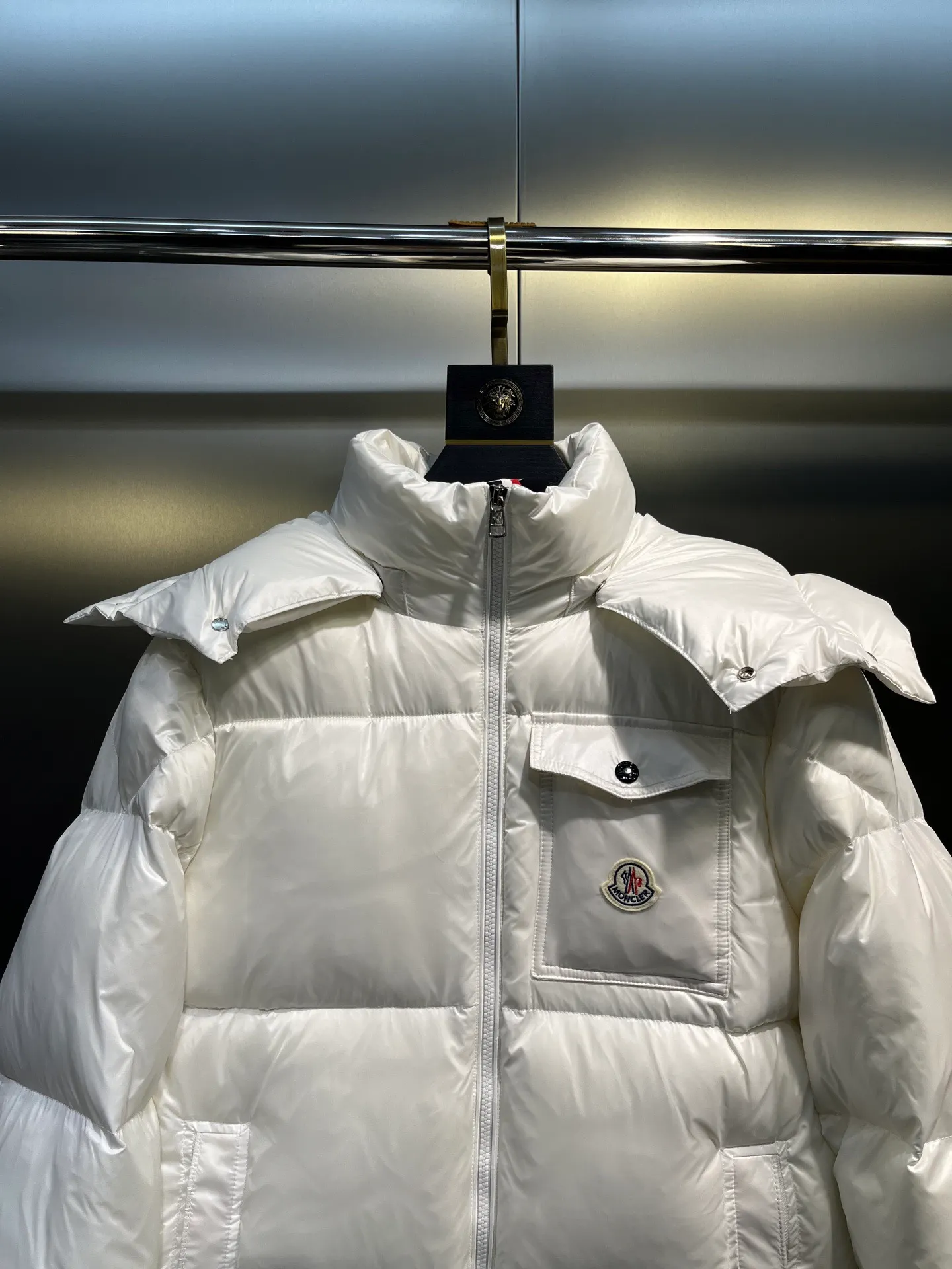 P700 Moncler Yuhuang Maya Maya color striped webbing double zipper series classic versatile down jacket for men and women. There are too many versions on the market, the quality and price are proportional. ➖Authentic synchronous anti-counterfeiting chip sensor! ➖The high version of the classic series will never be misleading like false goose down! ➖15d nylon fabric lining is of the highest standard, never velvet! ➖The original Velcro is durable, and the accessories and hardware are all custom-made from the original factory, 100% restoring the replica quality! ➖The perfect combination of every link ensures the smoothness of every piece of clothing, the Rolls-Royce of down jackets!  Style number: A78# Color: black white Size: 1-5