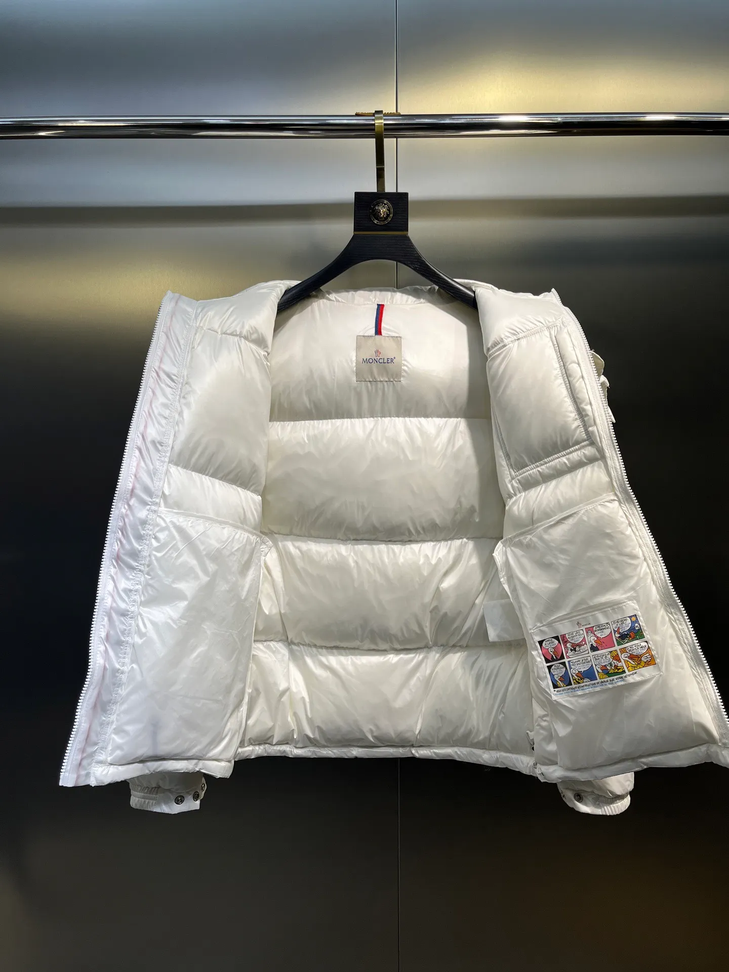 P700 Moncler Yuhuang Maya Maya color striped webbing double zipper series classic versatile down jacket for men and women. There are too many versions on the market, the quality and price are proportional. ➖Authentic synchronous anti-counterfeiting chip sensor! ➖The high version of the classic series will never be misleading like false goose down! ➖15d nylon fabric lining is of the highest standard, never velvet! ➖The original Velcro is durable, and the accessories and hardware are all custom-made from the original factory, 100% restoring the replica quality! ➖The perfect combination of every link ensures the smoothness of every piece of clothing, the Rolls-Royce of down jackets!  Style number: A78# Color: black white Size: 1-5
