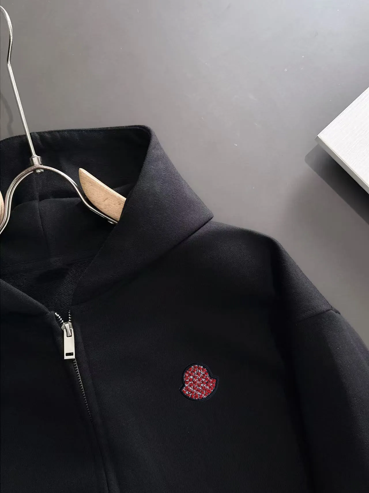 Next day delivery P460 High quality MONCLER/muzzle Exclusive debut of 25ss new autumn and winter lapel double zipper hooded sweatshirt jacket Many stars have the same style. Craftsmanship that ordinary small workshops cannot copy. We are not afraid of any challenges in terms of materials, detail restoration and craftsmanship, just to provide you with wonderful products. Compare the top original versions at will. No expense is spared just to do better. Unique imported fabric feel. Purely imported German machine production. Precision operation and thousands of needle density. A full set of new accessories with three standards can be customized at the same time. The upper body is versatile and fashionable. The perfect choice for autumn and winter. The must-have item. Size chart: S to XXL (or state your height and weight when placing an order)