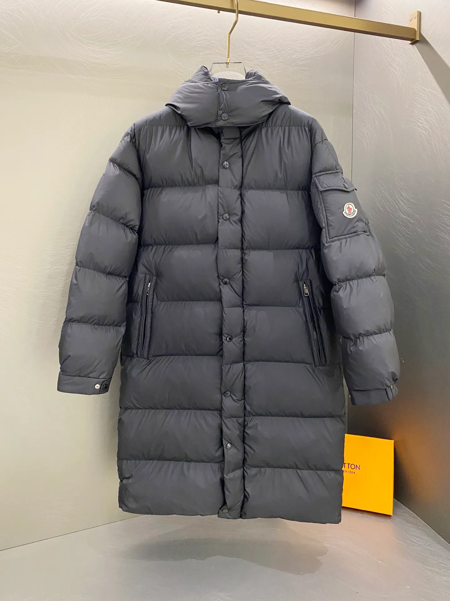 P840 Matte Long) Moncler Maya 70th Anniversary Moncler Maya Matte Long Down Jacket Matte Matte Long Down Jacket Made of longue Saion fabric Comes standard with the same canvas handbag as the counter (default for return and loss -10💰) ▪️National standard 90% pure white goose down filling ▪️Hardware accessories Original disassembly The mold-making custom-made four-button buckles and zipper pullers are all original and have the same LOGO engraving! Tags, hanging beads, washing, stickers, all original details restored! Really high quality!  Color matte black size 1 2 3