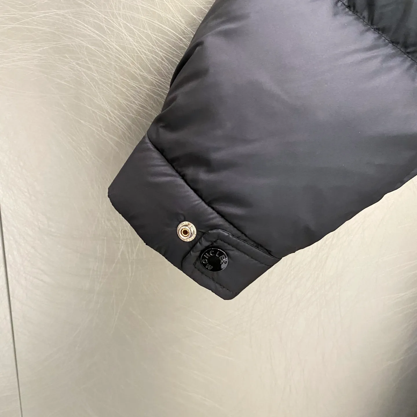 P840 Matte Long) Moncler Maya 70th Anniversary Moncler Maya Matte Long Down Jacket Matte Matte Long Down Jacket Made of longue Saion fabric Comes standard with the same canvas handbag as the counter (default for return and loss -10💰) ▪️National standard 90% pure white goose down filling ▪️Hardware accessories Original disassembly The mold-making custom-made four-button buckles and zipper pullers are all original and have the same LOGO engraving! Tags, hanging beads, washing, stickers, all original details restored! Really high quality!  Color matte black size 1 2 3