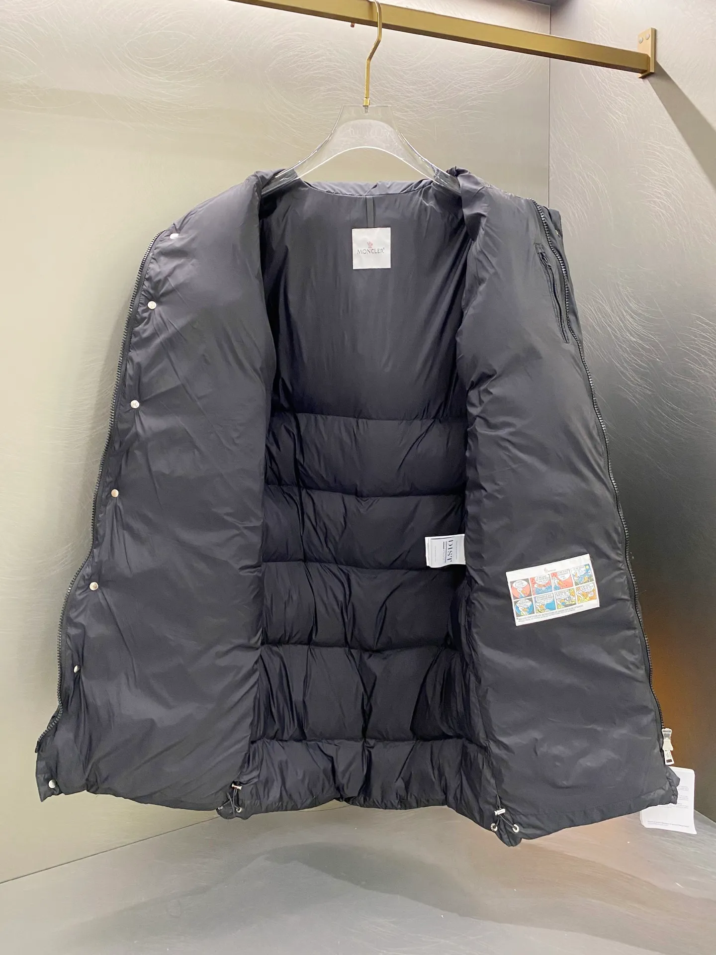 P840 Matte Long) Moncler Maya 70th Anniversary Moncler Maya Matte Long Down Jacket Matte Matte Long Down Jacket Made of longue Saion fabric Comes standard with the same canvas handbag as the counter (default for return and loss -10💰) ▪️National standard 90% pure white goose down filling ▪️Hardware accessories Original disassembly The mold-making custom-made four-button buckles and zipper pullers are all original and have the same LOGO engraving! Tags, hanging beads, washing, stickers, all original details restored! Really high quality!  Color matte black size 1 2 3
