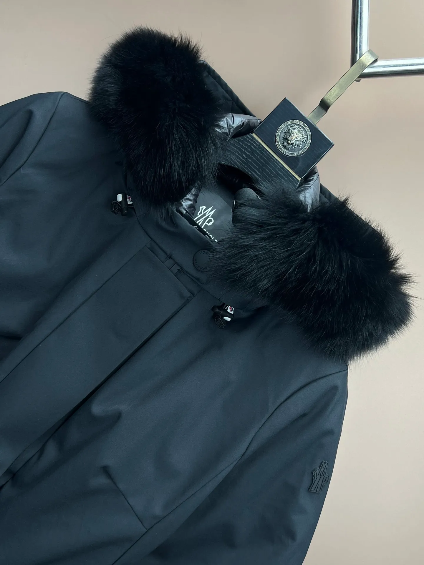 P1140 Guangzhou high version MONCLER ski suit, girly pink➕black and white classic versatile color, oversized Finnish fox fur collar, a ski suit that coexists with beauty and strength✔️⚠️Black technology windproof, waterproof and snowproof fabric, 90 white goose down, fully functional whether for daily wear or ski wear, Ace channel Color: black, white Size: 0/1/2/3.