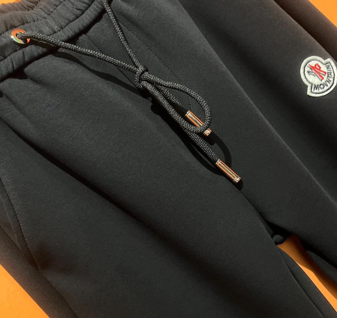 P310 Moncler 💥High-end version🔥Exclusively for new casual trousers! The custom-made fabrics at the counter are highly breathable and comfortable, with impeccable details and brand element design concepts, reflecting high quality. It feels delicate and soft! It presents a casual cut and the upper body shape is great! Size:M-3XL