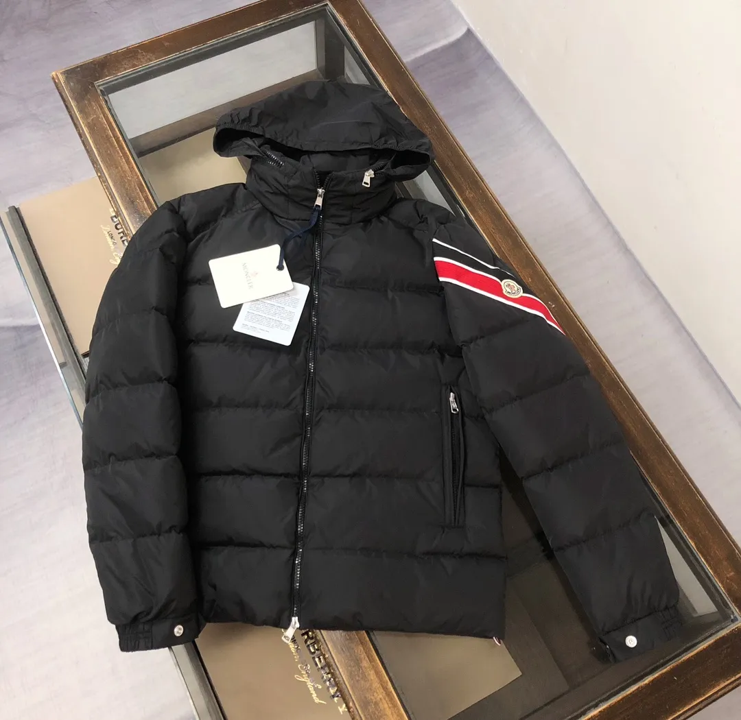 P860 🆕🆕Moncler Solayan men's three-color trimmed short down jacket! The latest official website is available simultaneously! ! White duck down filling ~ the most delicate, light and neat fabric!  The Solayan Men's Short Down Jacket features the season's signature stripe detailing, blending sporty spirit with timeless style.  The Solayan down jacket is made of micro chic fabric and has a tough square shape design, highlighting Moncler's sporty spirit. This cropped down jacket features tricolor stripes on the sleeves, a seasonal take on the brand's signature. Comes with a practical pull-out hood. Color: Black White Royal Blue Dark Brown Size: 1-2-3-4-5
