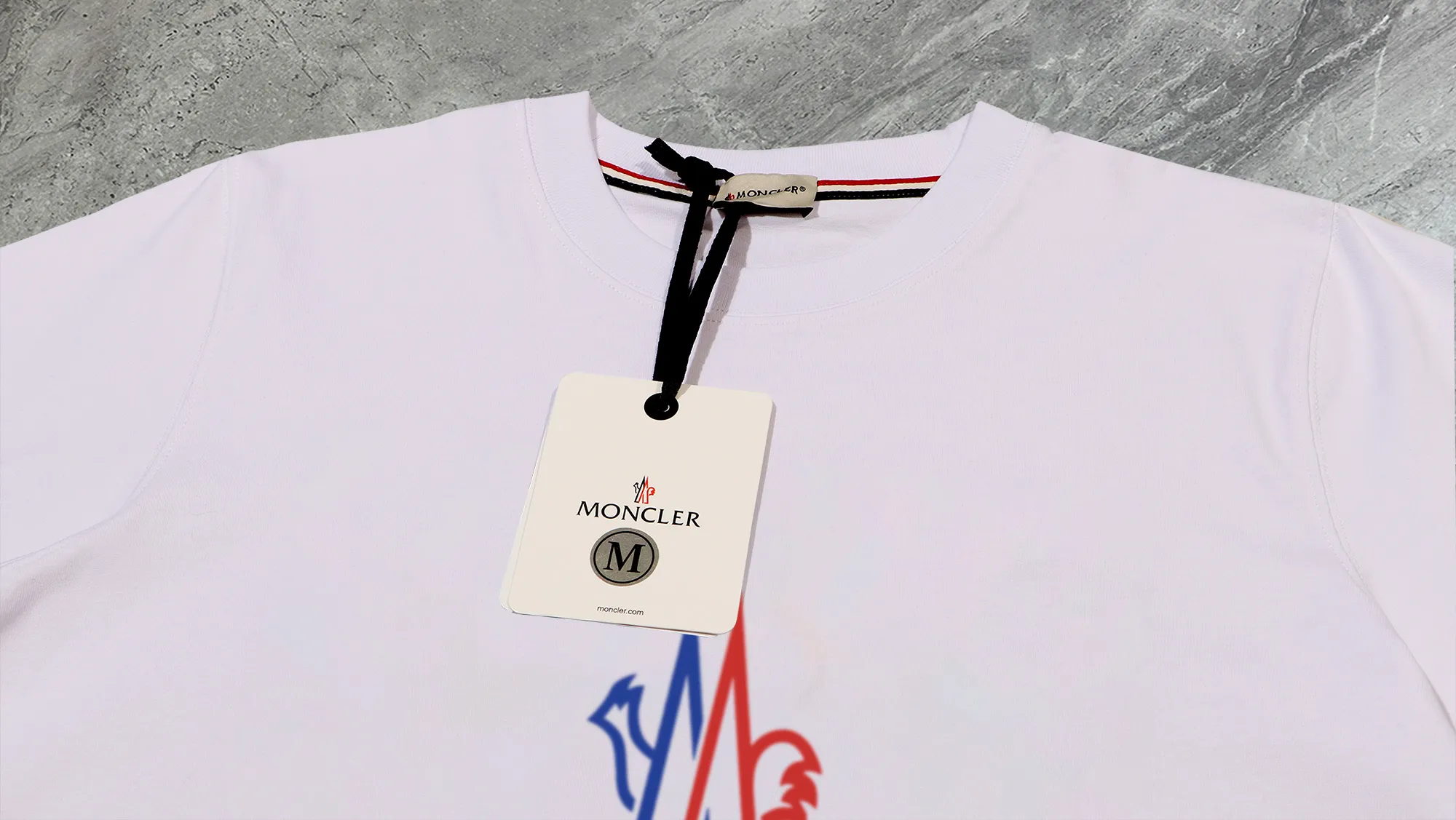 P210 High-version sweatshirt) [Long-term stock] 〖𝐌𝐎𝐍𝐂𝐋𝐄𝐑~Mask〗 Made of 440g heavy-weight fabric. It is different from the market currency. It can be matched with any variety and is properly handsome. 😎The whole dress is made of double waistcoats. The double waistcoats make the whole dress more three-dimensional. Not ordinary factories can do such fine work. 2025 Spring runway version of the T stage, on sale at the counter, round neck terry sweatshirt, high-end double-strand pure cotton, custom-made stretch ribs, dyed in the same vat, complete with three standards, matched with exquisite embroidered LOGO on the chest, simple and advanced, same style for men and women. Color: black, apricot, white, size: S M L XL 2XL