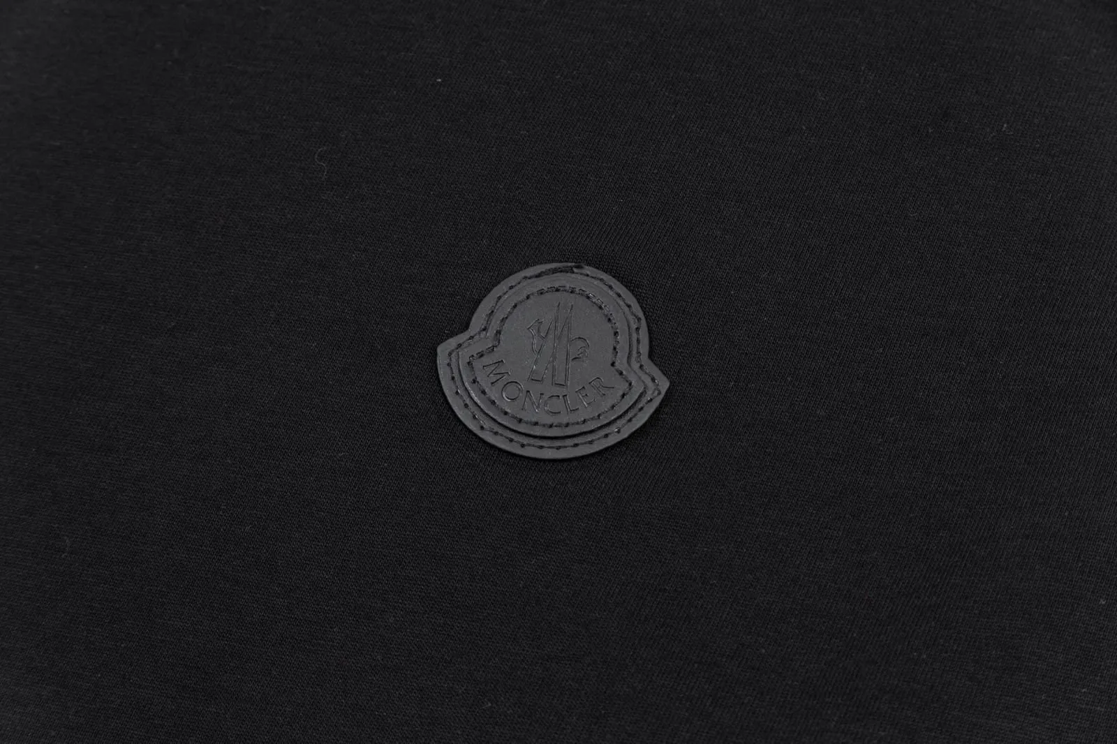 P140 🔥[MONCLER] 2025FW short-sleeved T-shirt, badge LOGO, high-end 26s double yarn 300g fabric, heavy fabric, custom stretcher rib, same vat and dye, complete three standards, same style for men and women, color: black, white, size: S M L XL 2XL