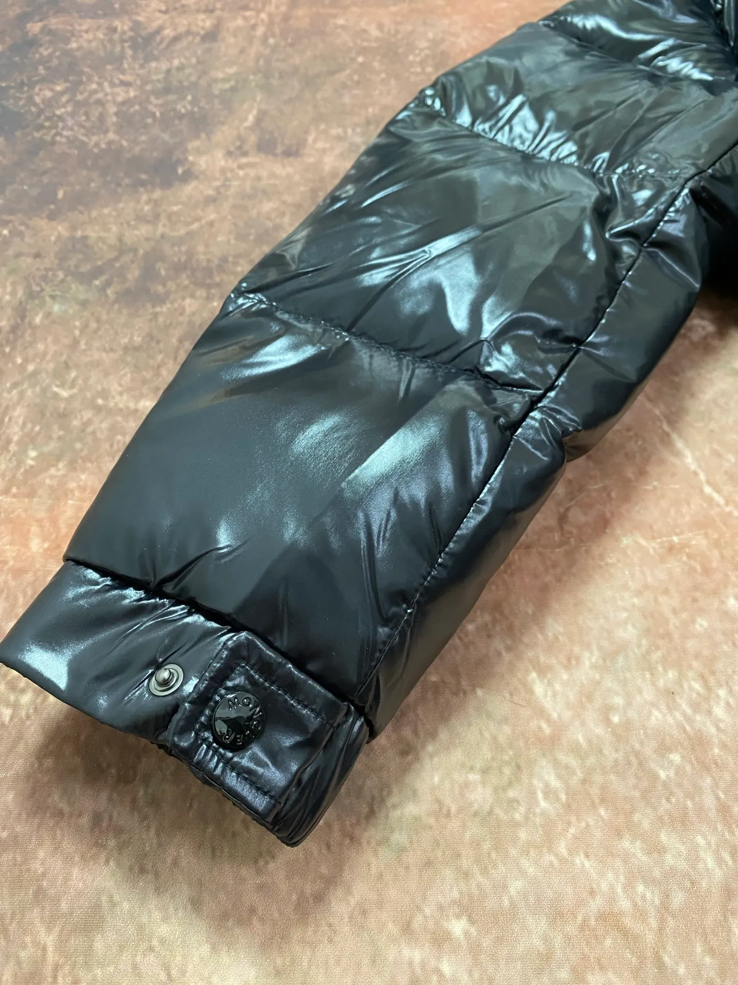 P920 Moncler's new winter women's long hood is on sale at the same time🛒 Cavettaz long down adheres to the series' crisp graphic aesthetic. It has square and rectangular quilting. It is made of lacquered nylon to highlight the brand's continuous efforts to reduce environmental impact. The filling capacity is more than 400g. Thick and high fluffiness. Color: Black White Code Number: 1234