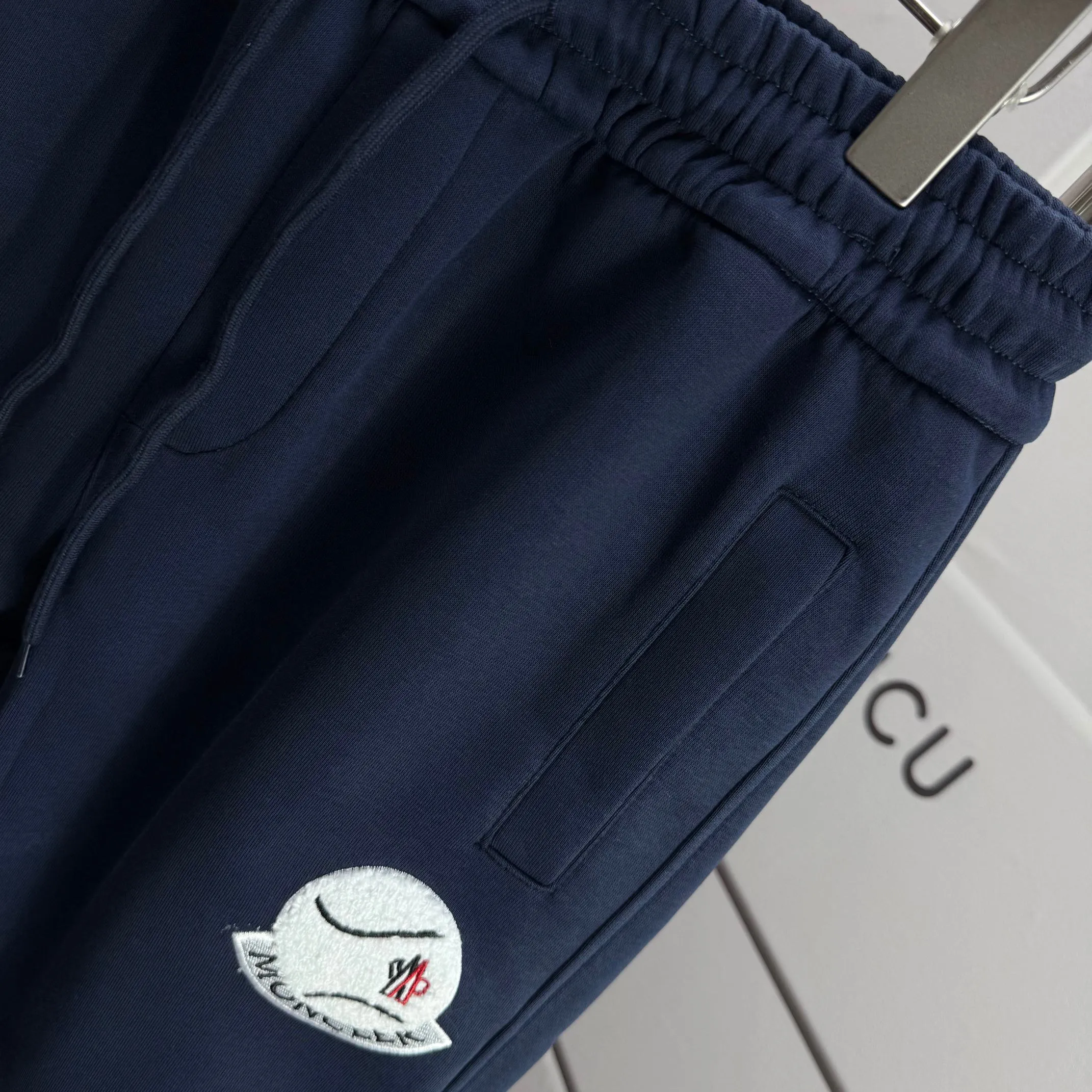 P310 MONCLER* Mouthless 2025 new autumn embroidered classic flat-legged casual sweatpants, same style for men and women. The fabric is made of 380g high-density double-sided Chinese custom fabric. No deformation, no shrinkage, three-dimensional drape. Color: black, navy blue, size: M-XXXL