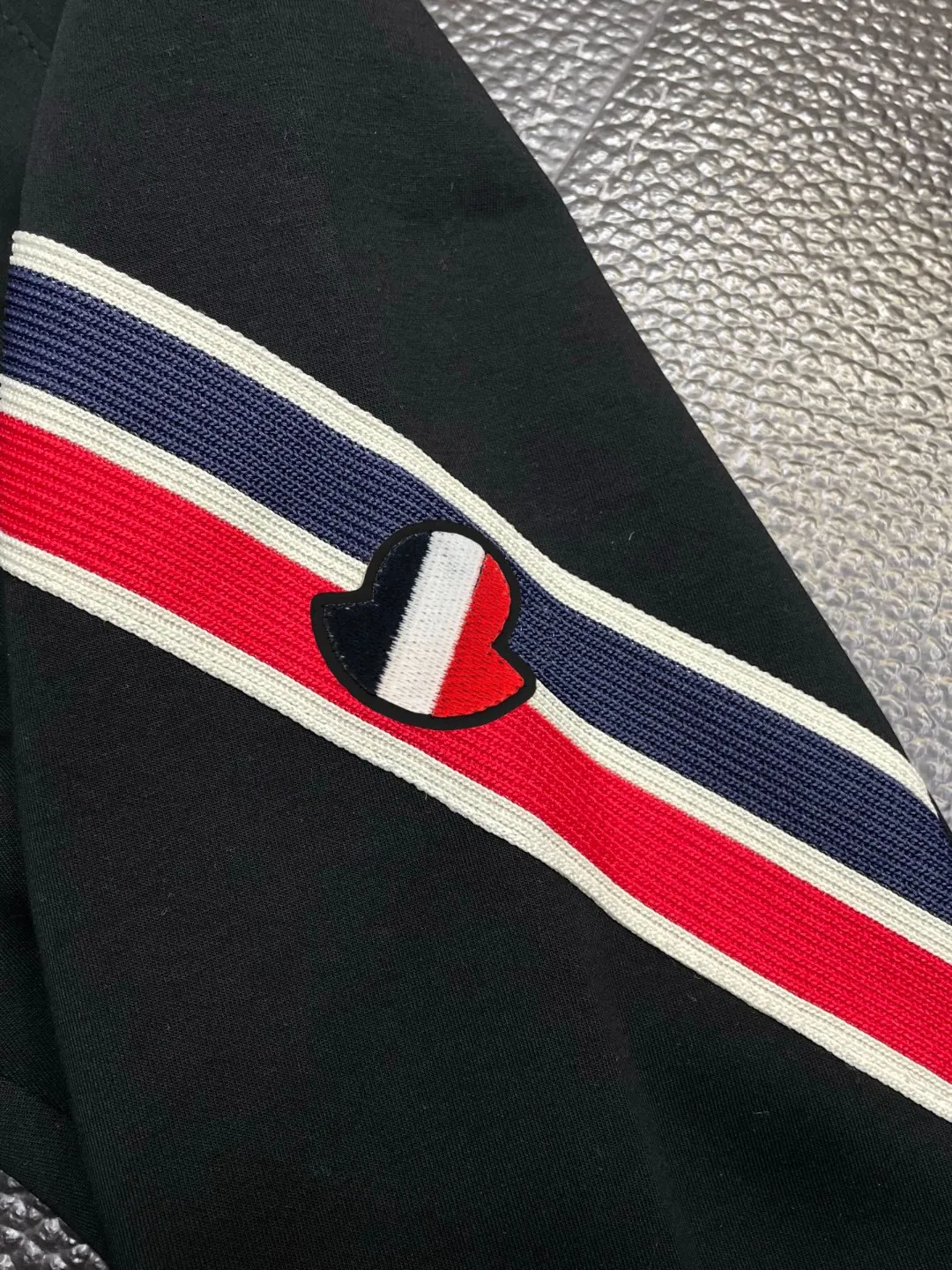 P310 Moncler 💥High-end version🔥Exclusively for new casual trousers! The custom-made fabrics at the counter are highly breathable and comfortable, with impeccable details and brand element design concepts, reflecting high quality. It feels delicate and soft! It presents a casual cut and the upper body shape is great! Size:M-3XL